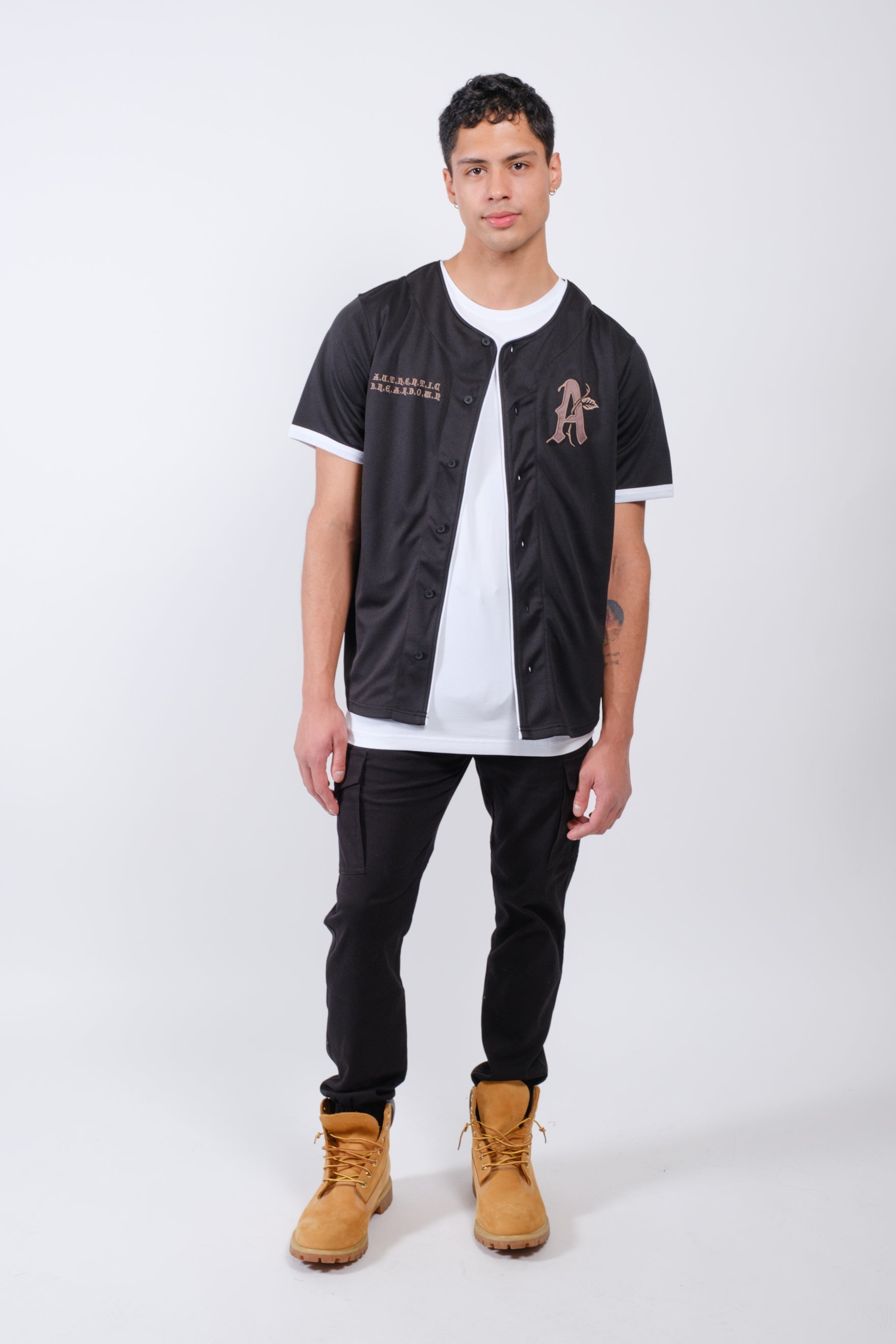 Cargo joggers for men in twill fabric with secure pockets and ankle cuffs
#color_black