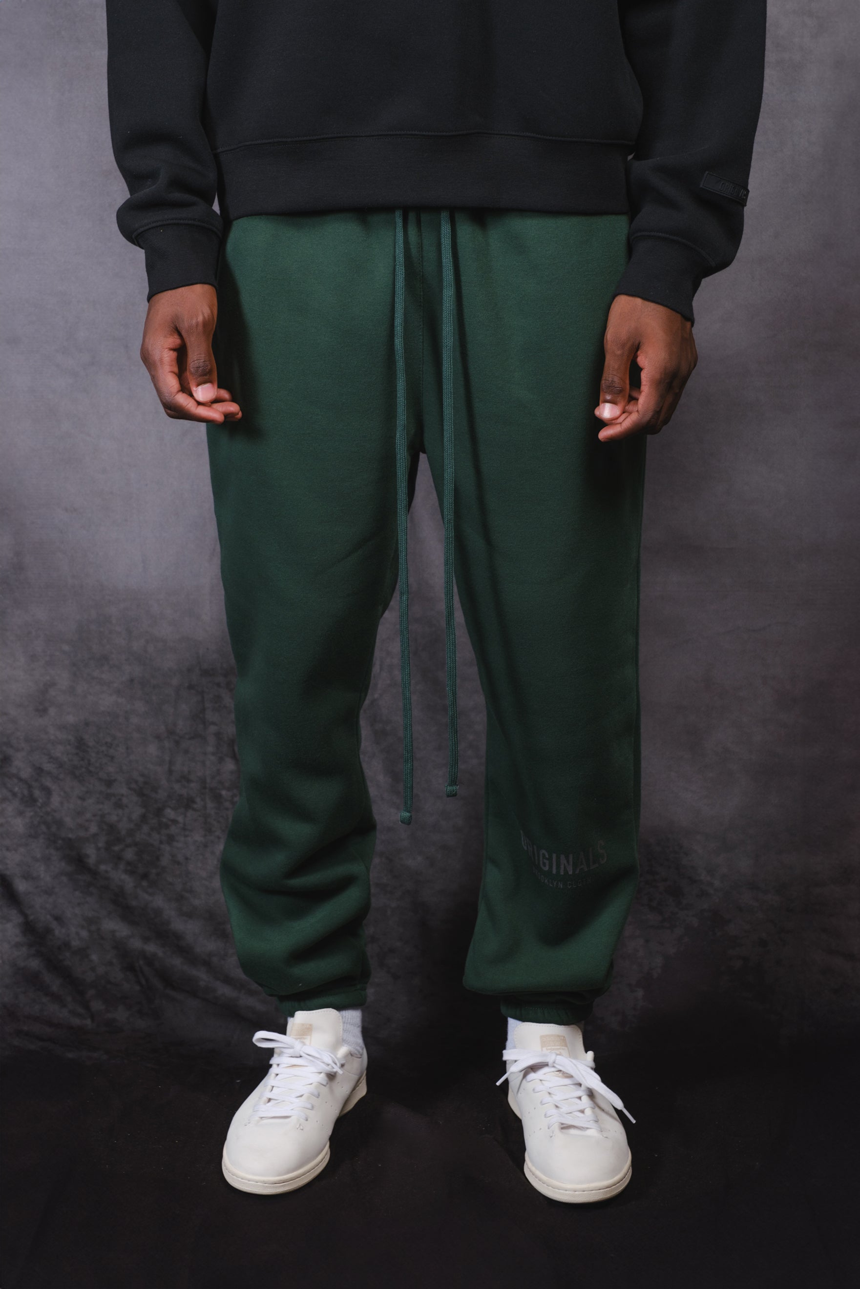 Originals fleece pants with classic comfort
#color_hunter green