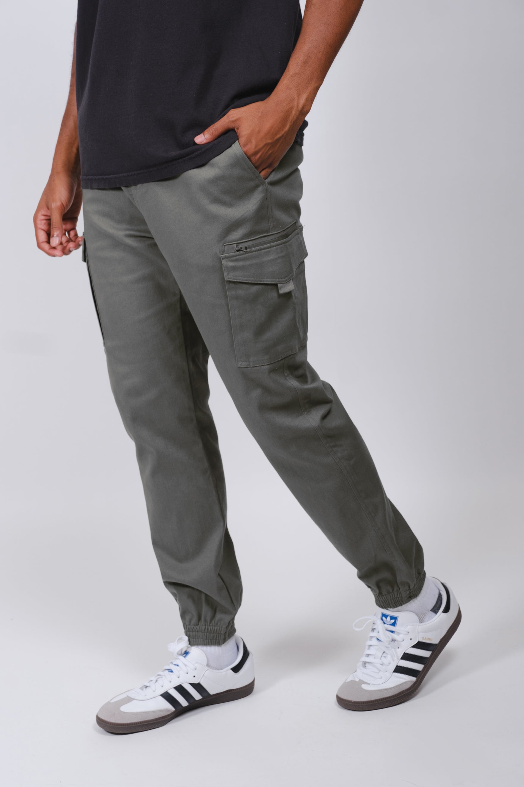 Cargo Pocket Zip Twill Jogger with elastic ankle
#color_charcoal grey