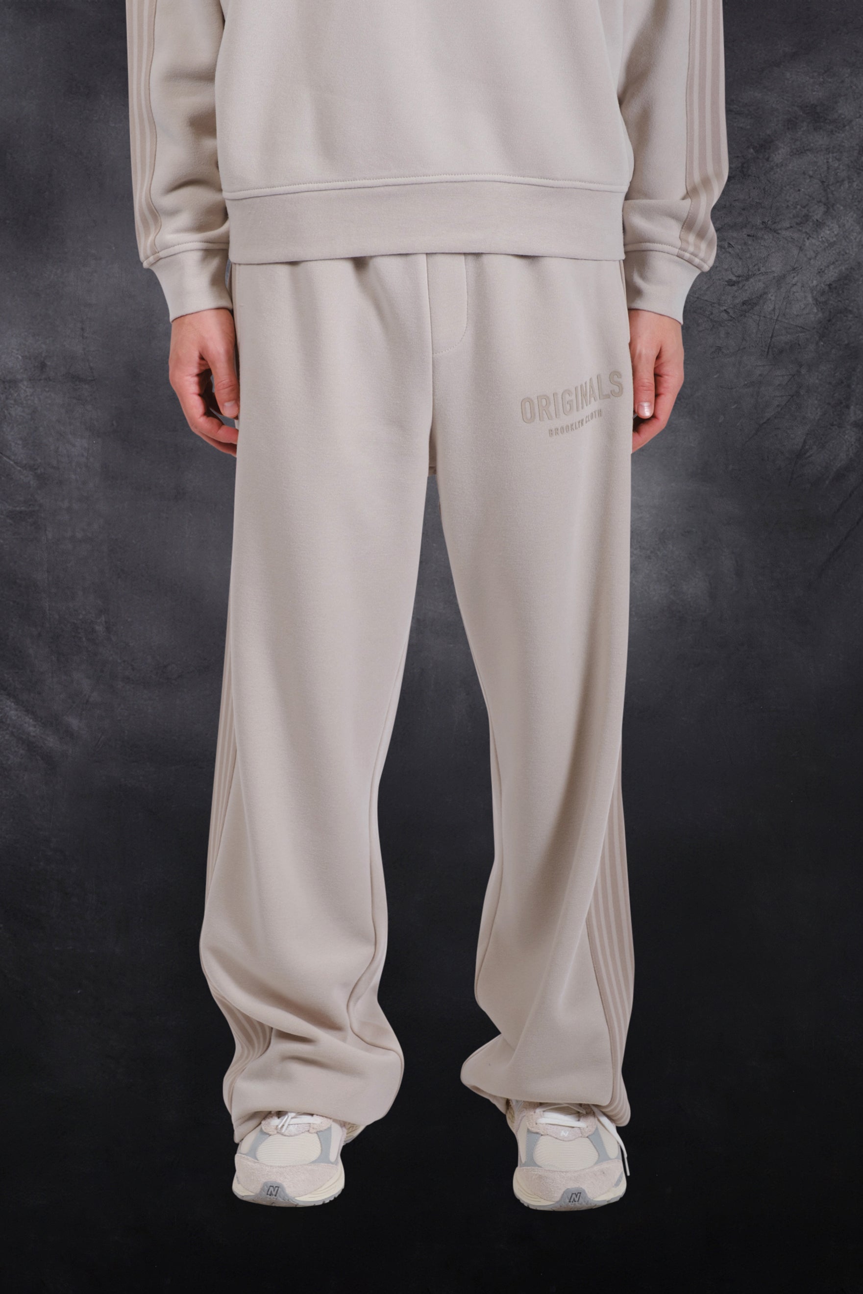 Comfortable men's fleece track pant in sand
#color_sand