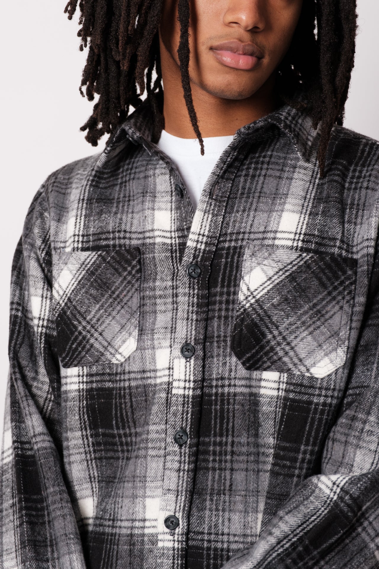 Cozy flannel shacket with chest pockets
#color_black and white