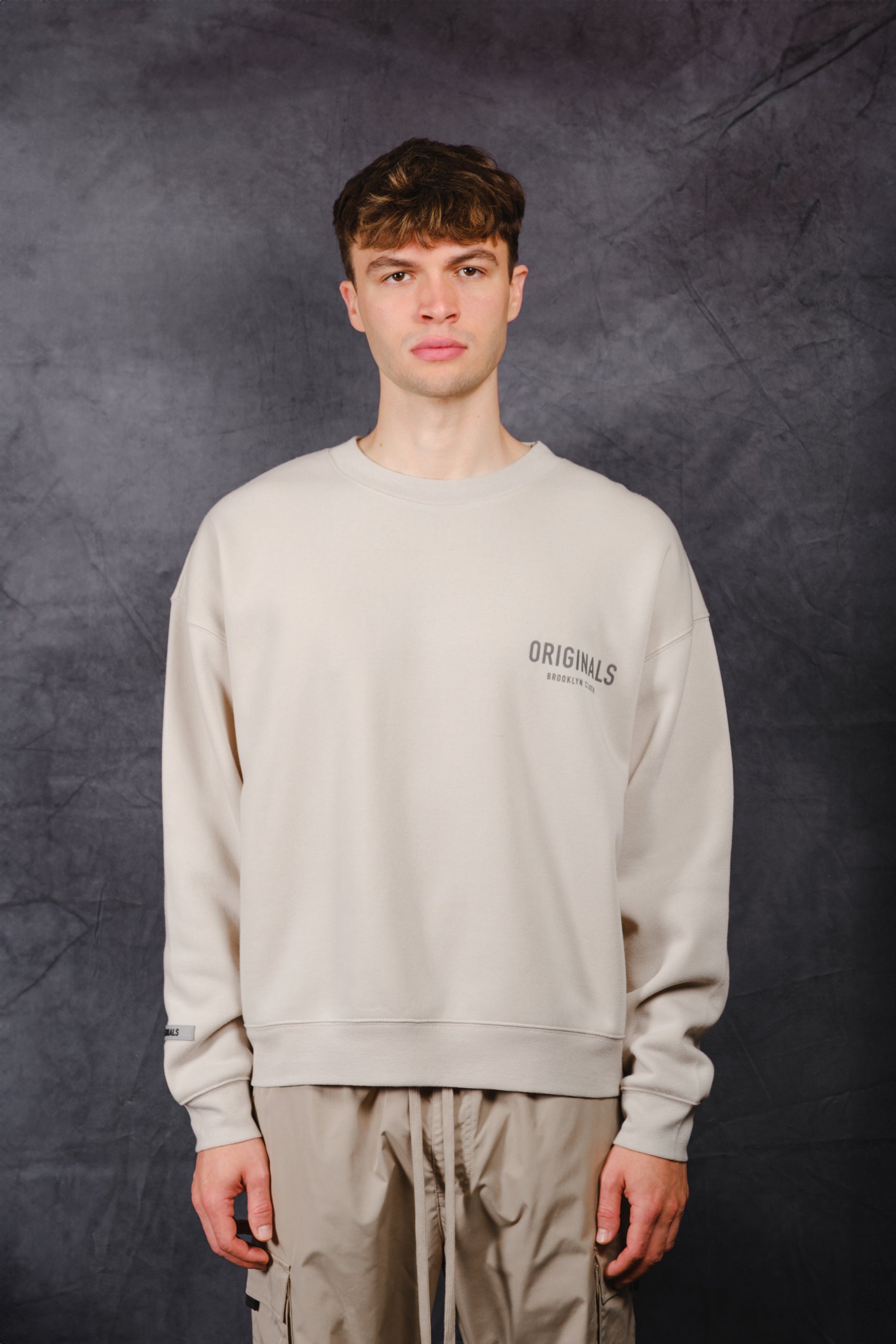 Relaxed fit Originals Crewneck with soft, high quality fabric
#color_sand
