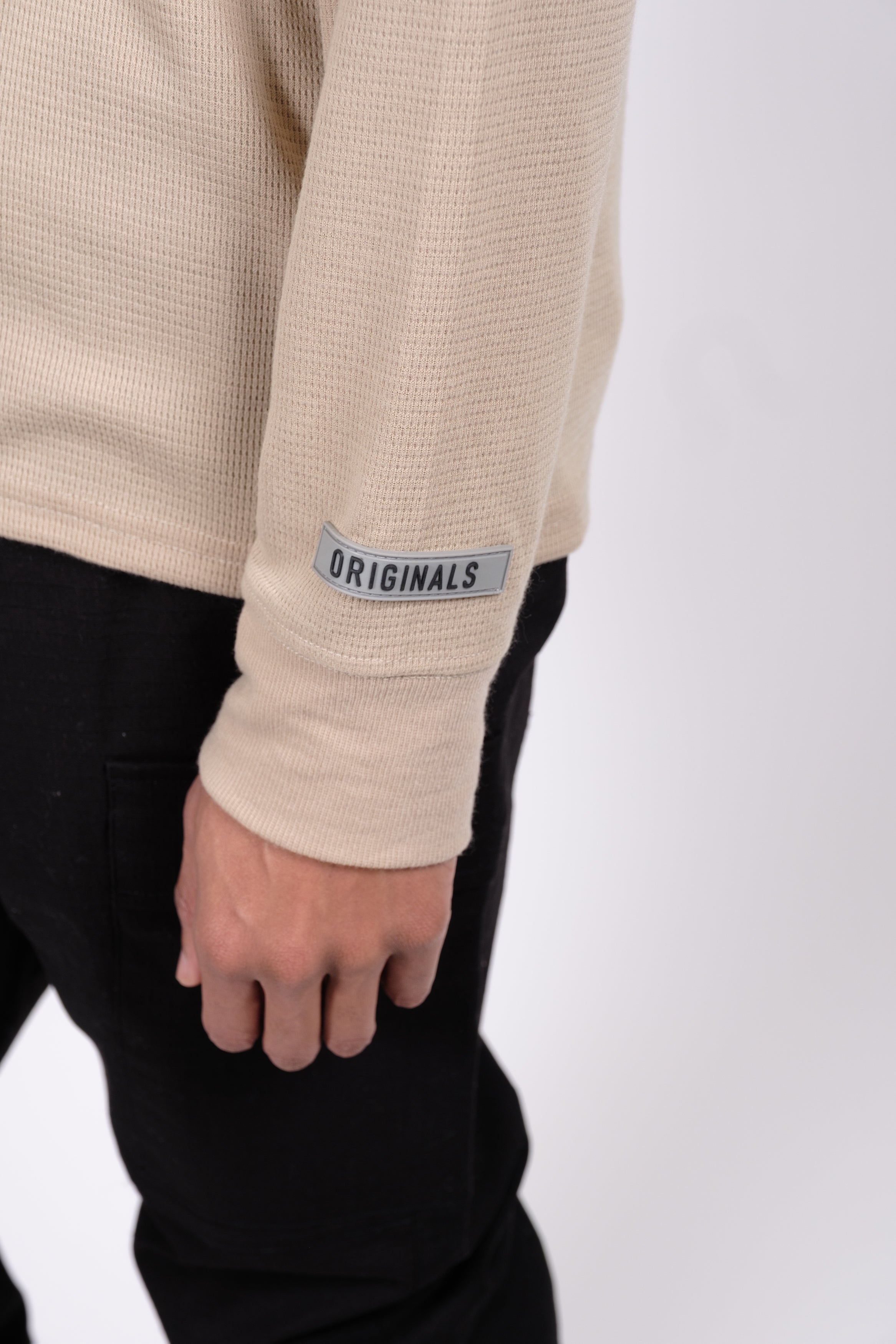 Original Rubber patch detailing on the sleeve #color_pumice stone