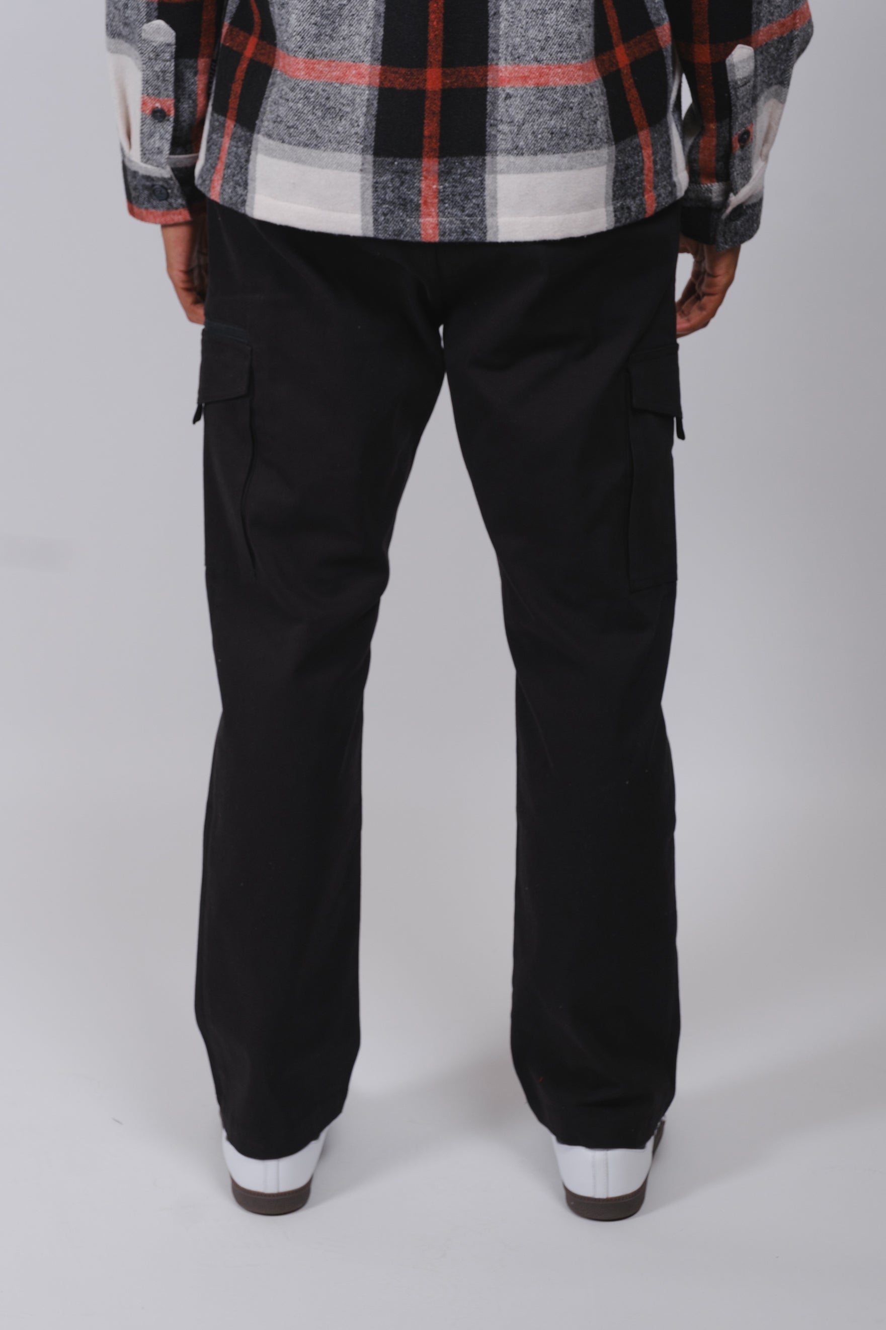 Cargo style twill pants with zip pockets and relaxed fit for men
#color_black