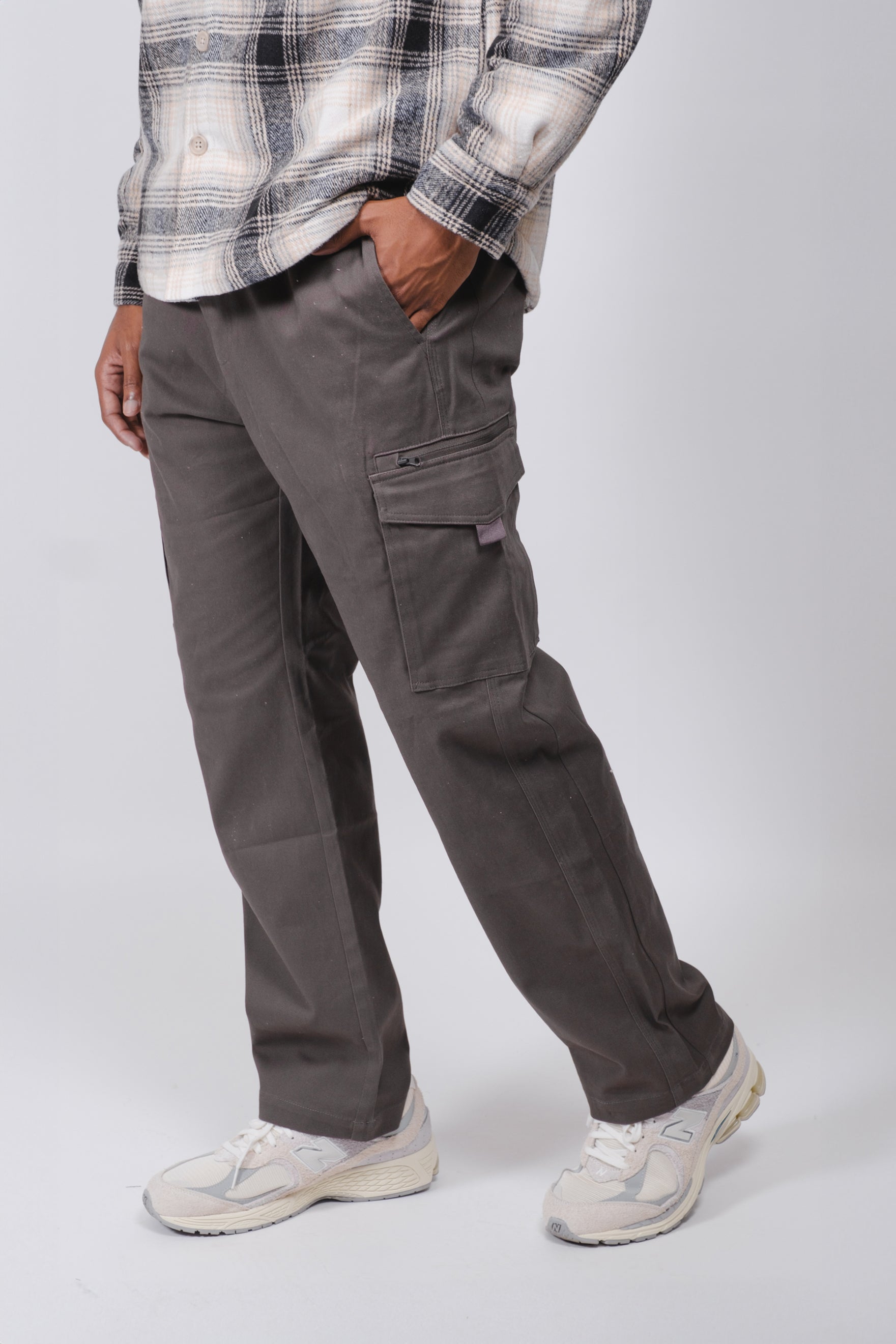 Men’s Cargo Pocket Twill Pant with zip details and comfortable fit
#color_charcoal grey