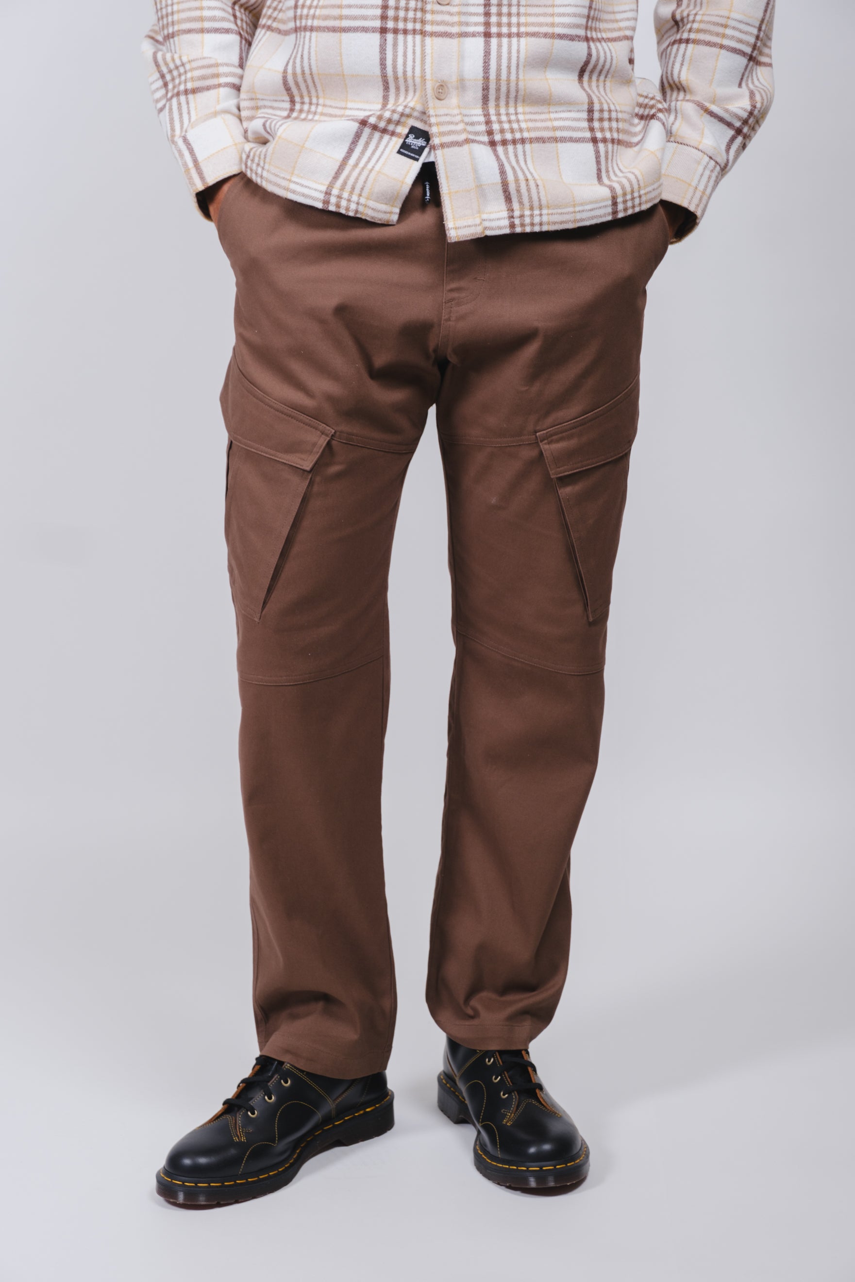 Men's twill jogger pants with diagonal cargo pockets and elastic waistband
#color_brown