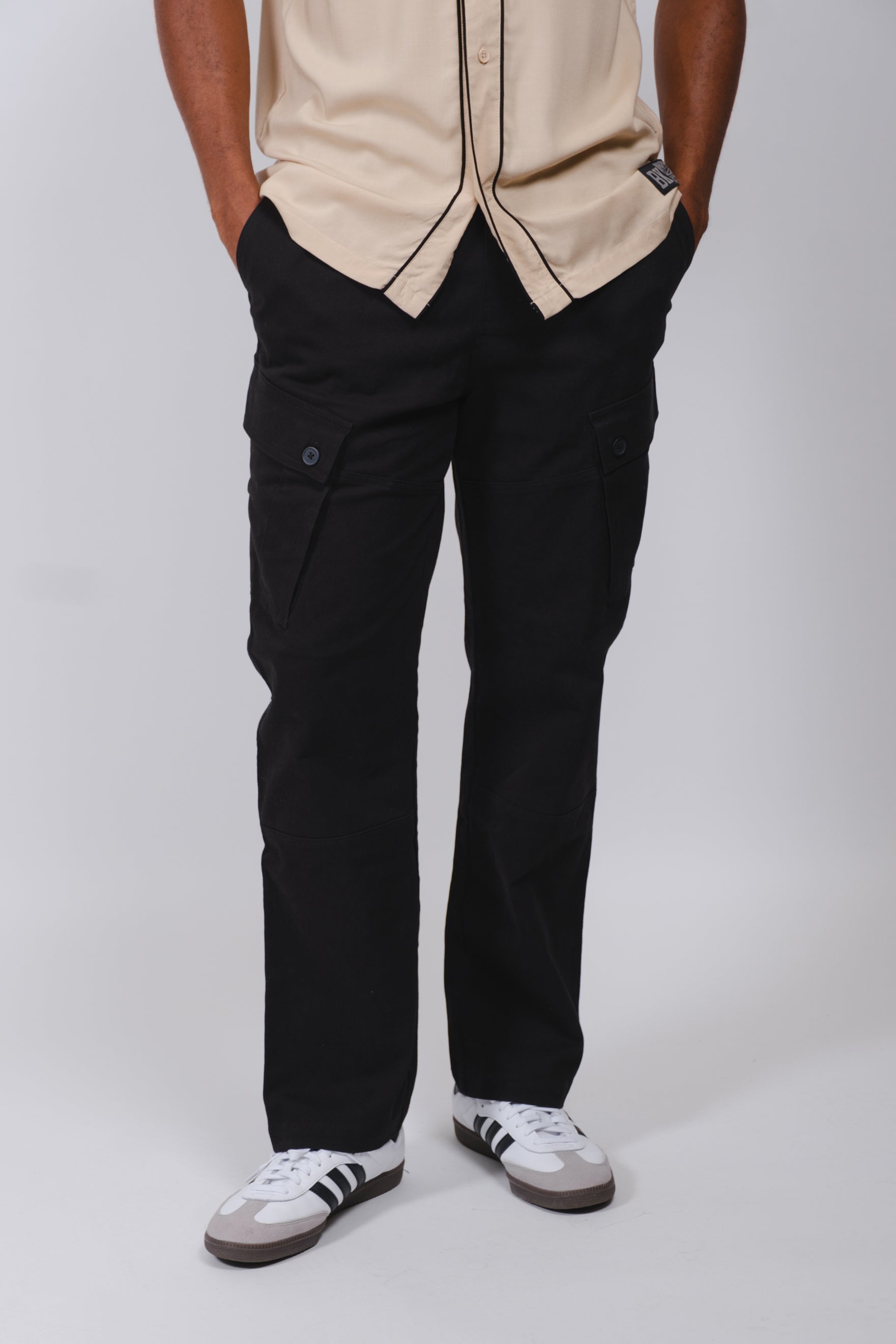 Men's military style twill cargo pants with large side pockets
#color_black