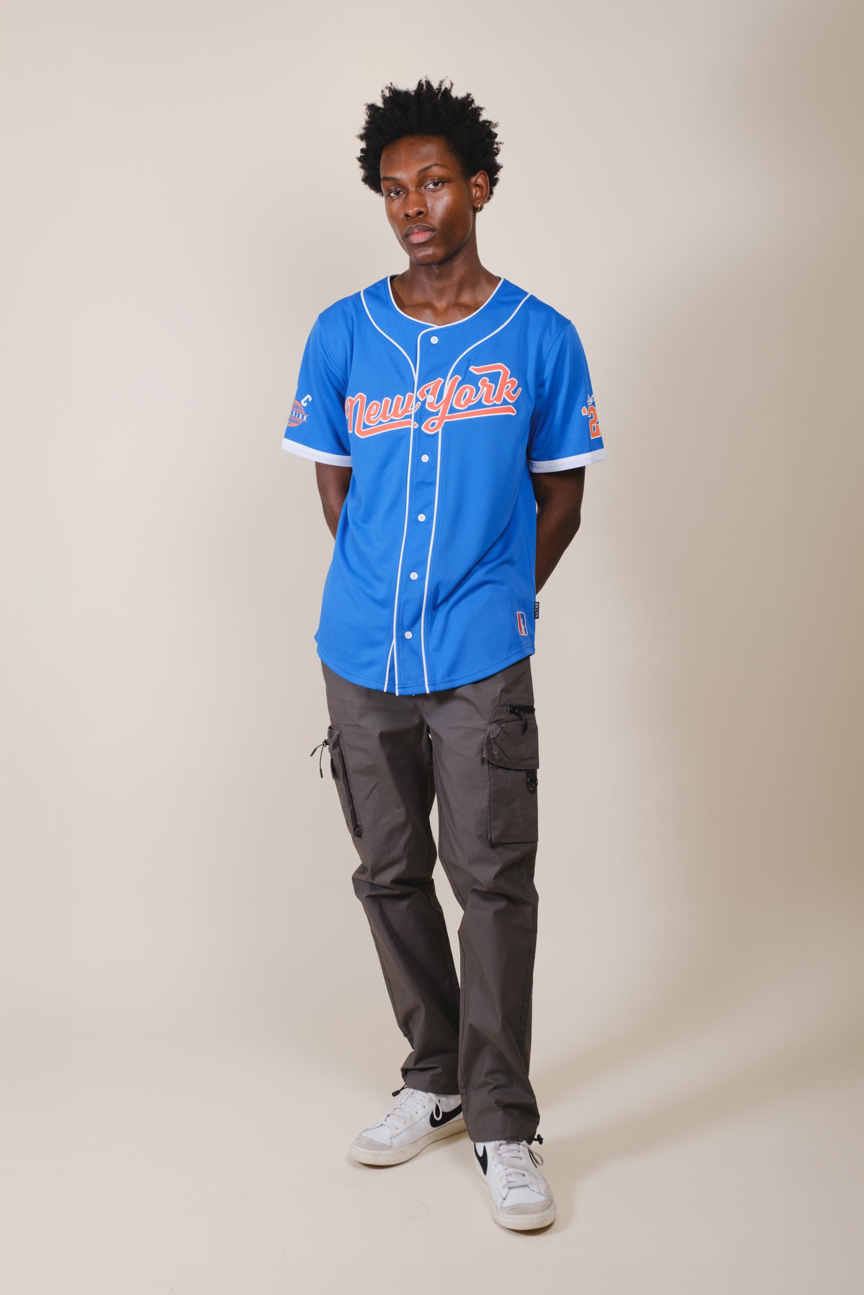Utility inspired men’s poplin cargo pants with zip pockets
#color_charcoal