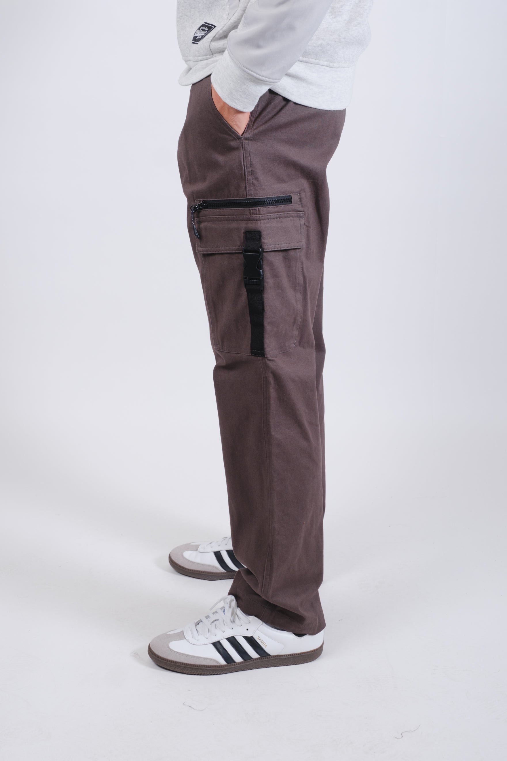 High quality Twill cargo pants with large zip buckle pockets
#color_charcoal grey