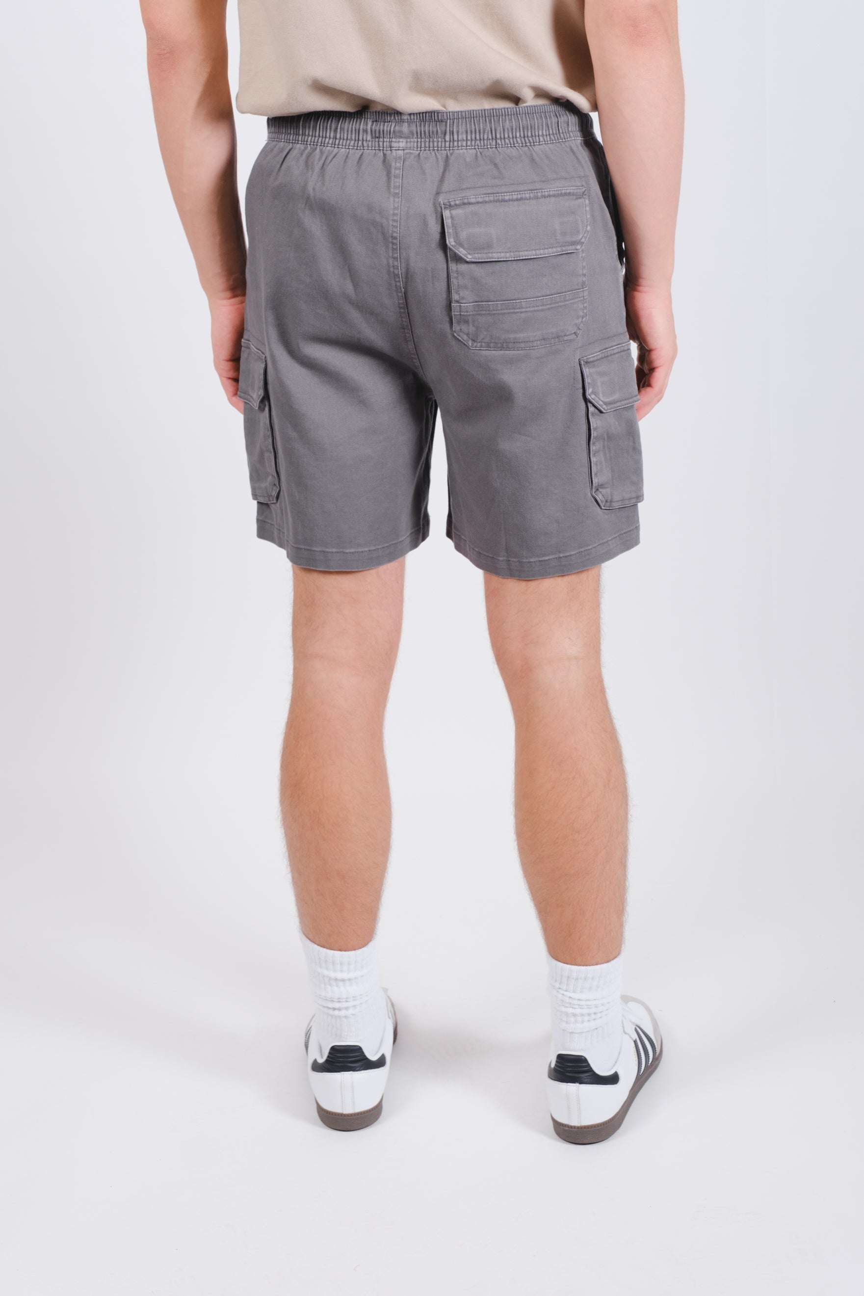 Stylish men's washed twill cargo short with large cargo pockets and elastic waist
#color_charcoal