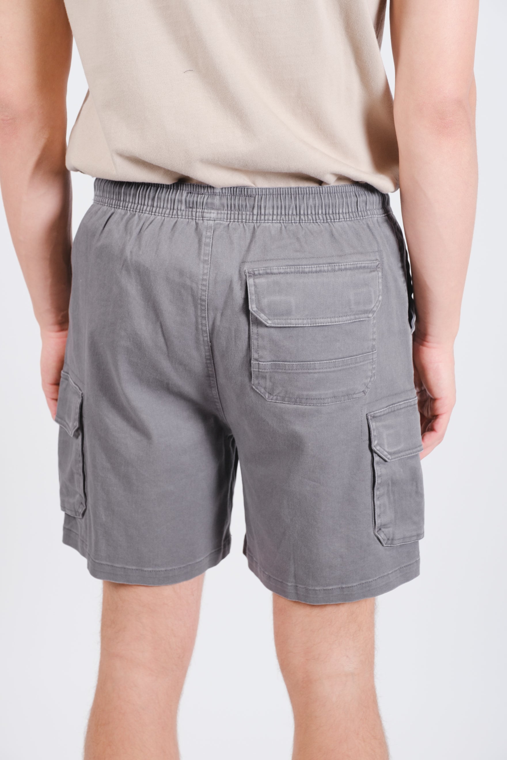 Comfortable washed twill cargo shorts
#color_charcoal