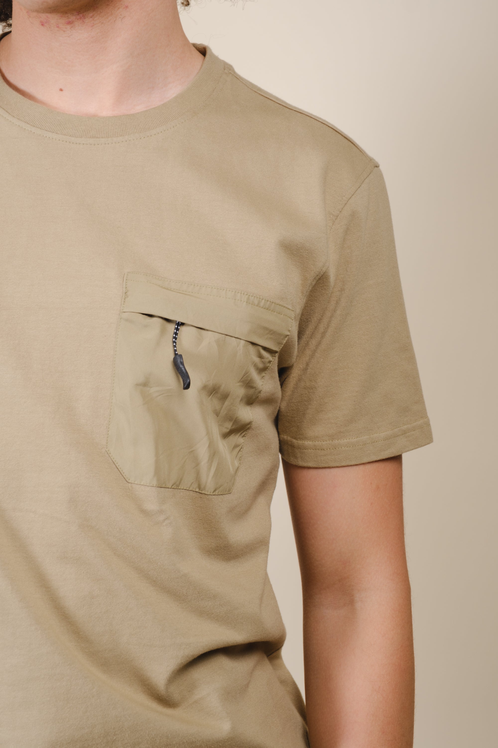 Men's t shirt with zippable front chest pocket
#color_olive