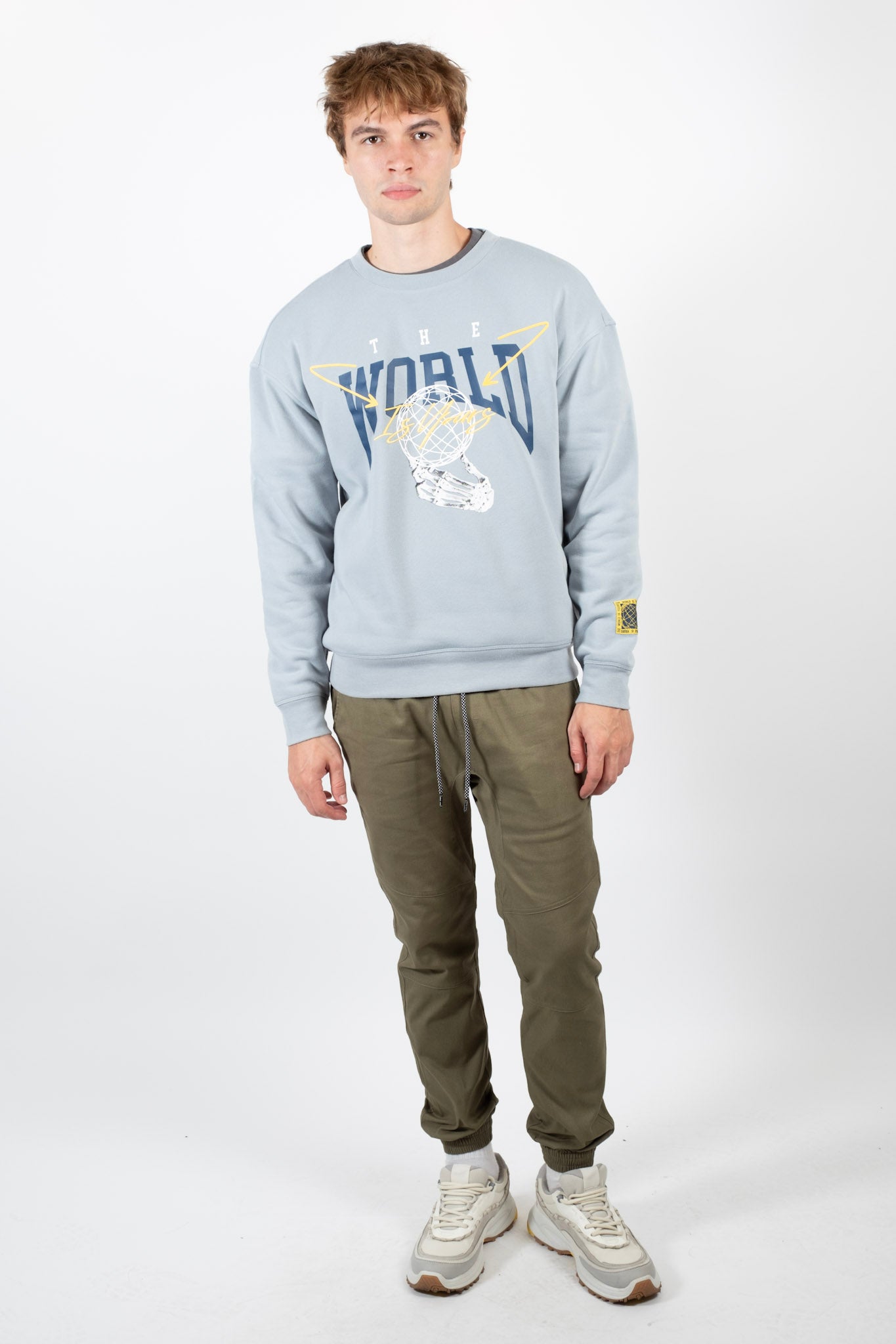 Slim fit Joggers in olive with side zippers
#color_olive