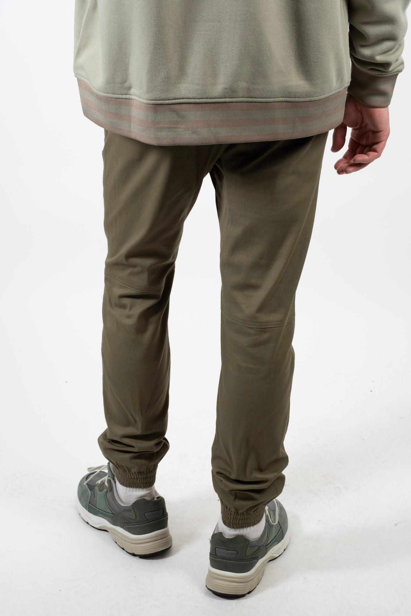 Men's olive Side Pocket Zip Twill Jogger 2.0 with zippered pockets
#color_olive
