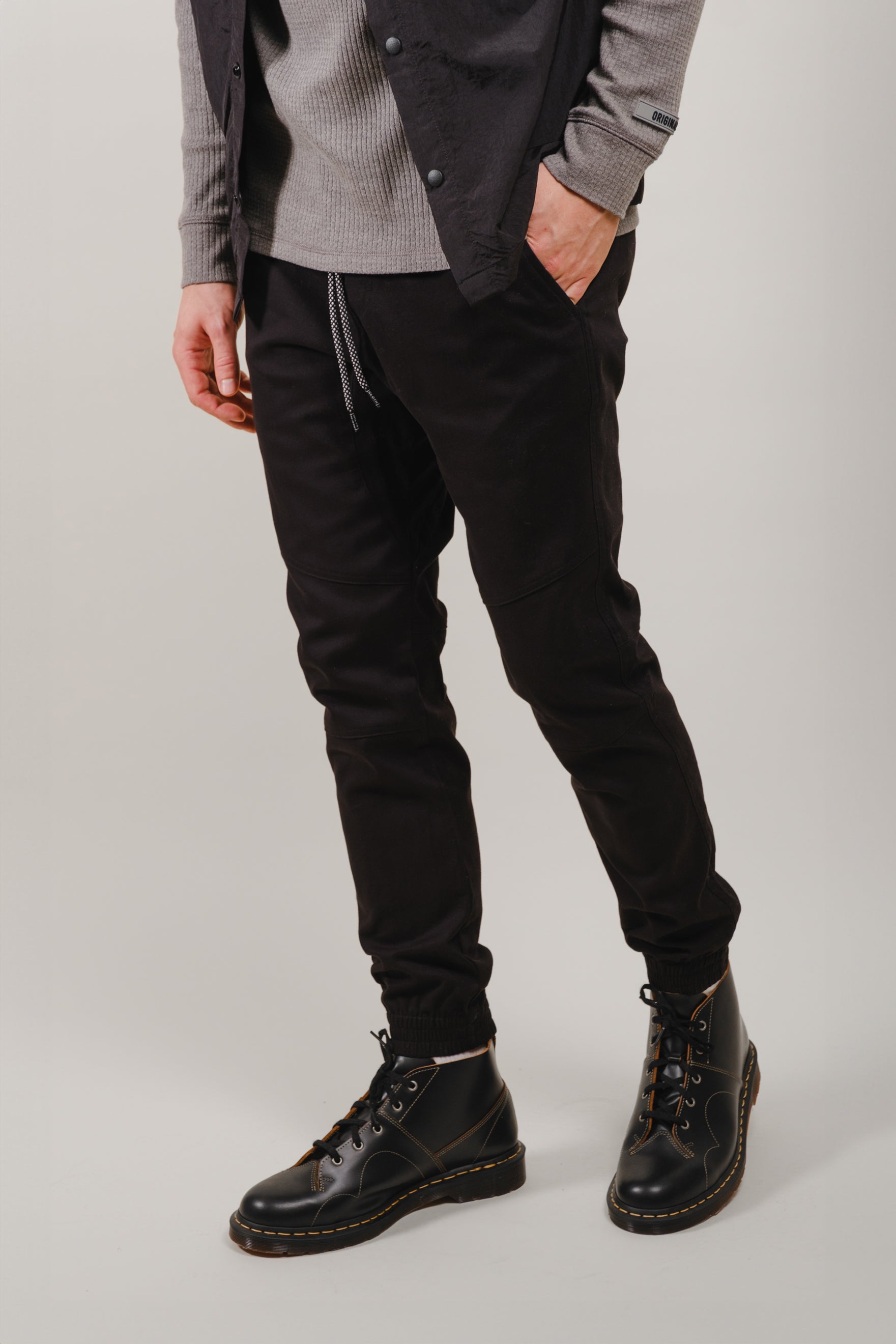 Men’s joggers in black with side zippers and tapered fit
#color_black