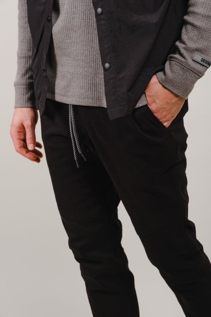 Comfortable men's jogger in black twill with side zip pockets
#color_black