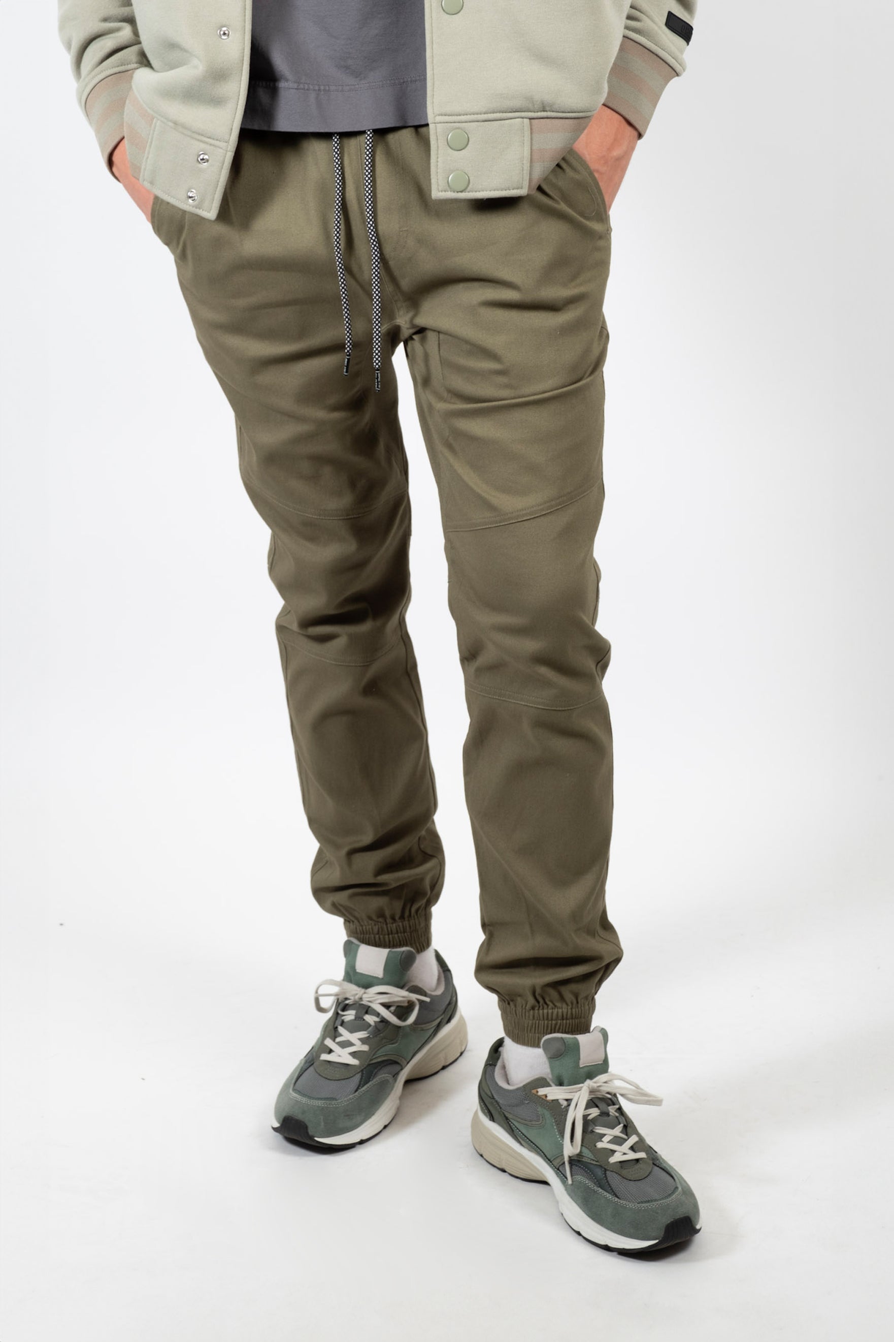 Side Pocket Zip Twill rolaxed fit Jogger in olive
#color_olive
