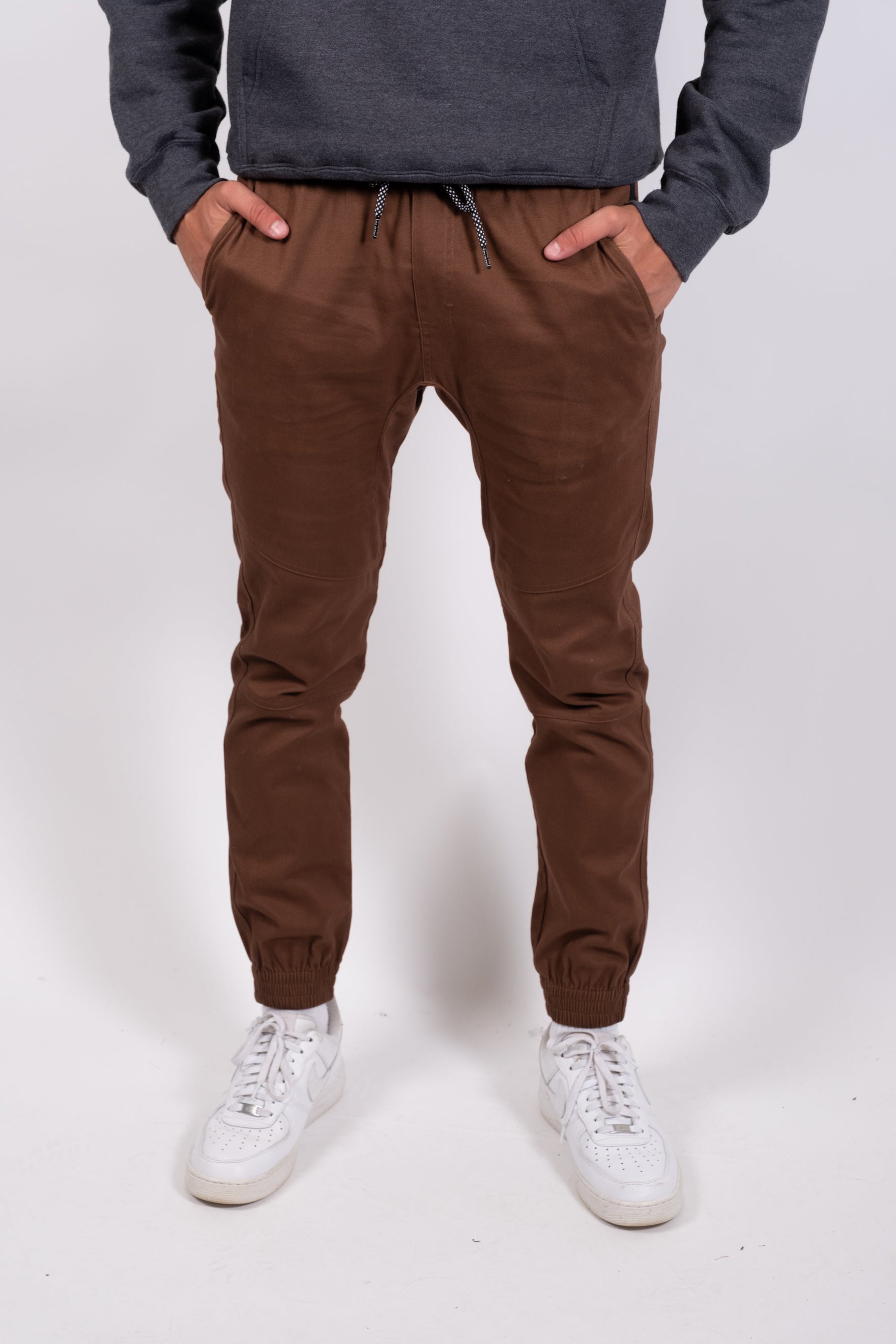 Men's jogger pants in twill with side zip pockets
#color_toffee