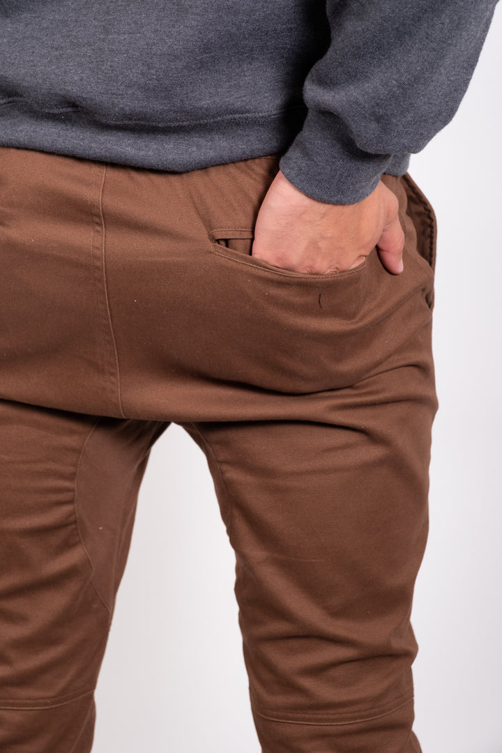 Men's jogger pants with side zip pockets in twill
#color_toffee