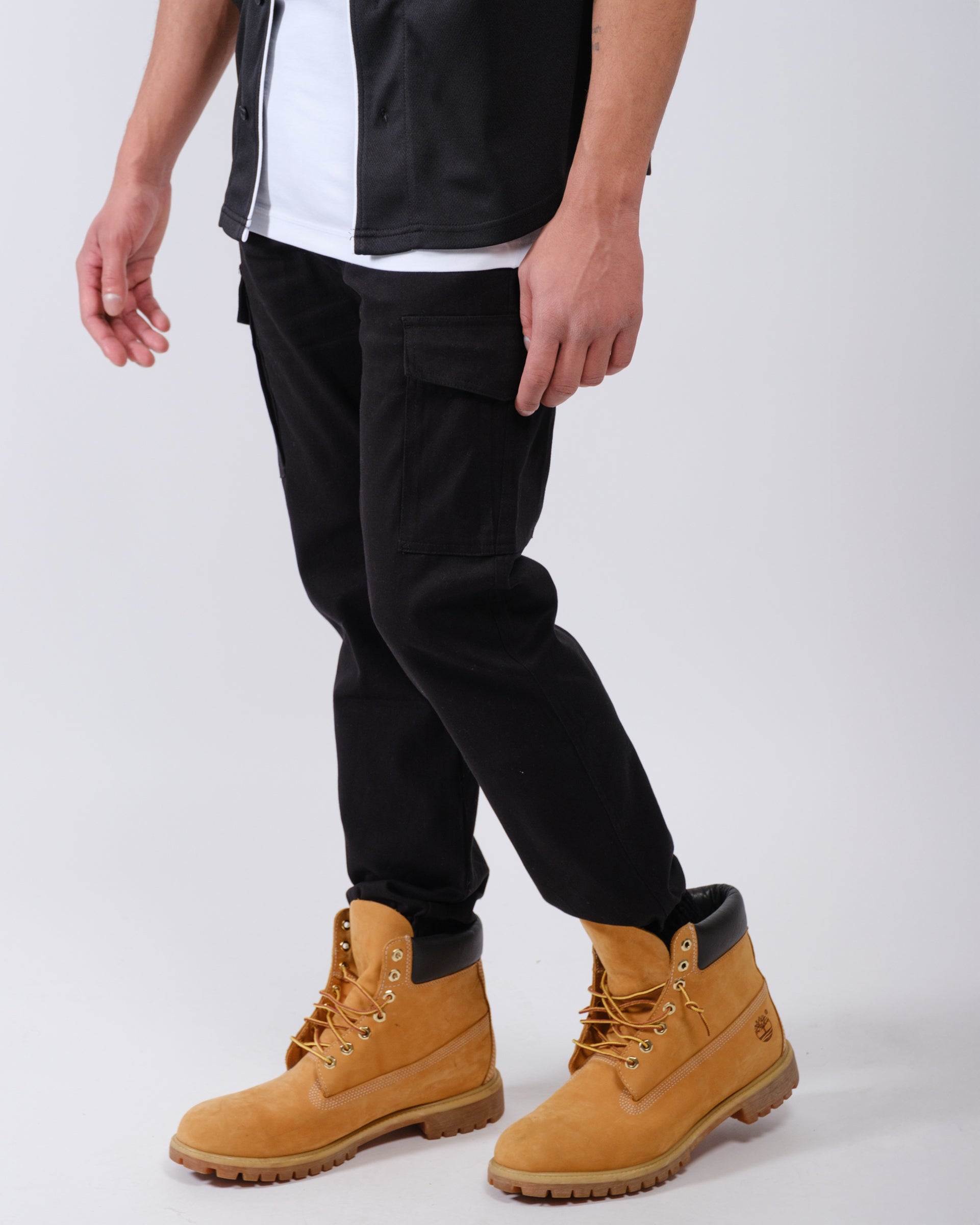 Cargo joggers for men in twill fabric with secure pockets and ankle cuffs
#color_black