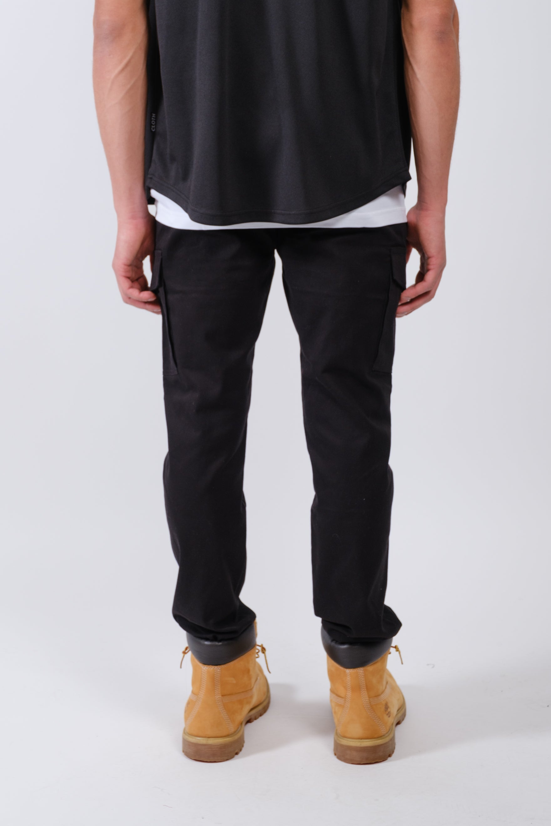 Men's tapered twill cargo joggers in black with comfortable waistband and pockets
#color_black