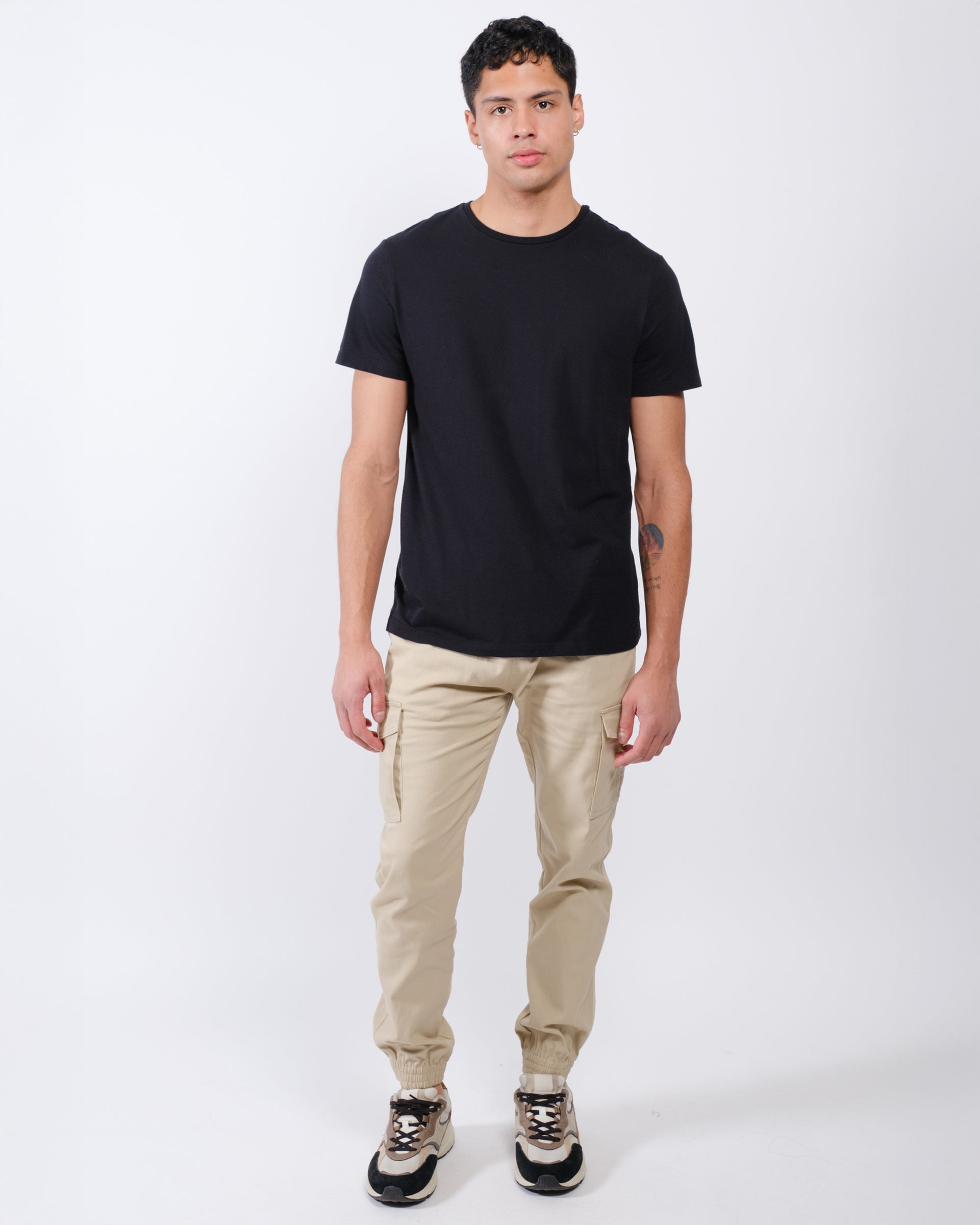 Stylish men's twill jogger with cargo pockets in a charcoal color and tapered legs
#color_khaki