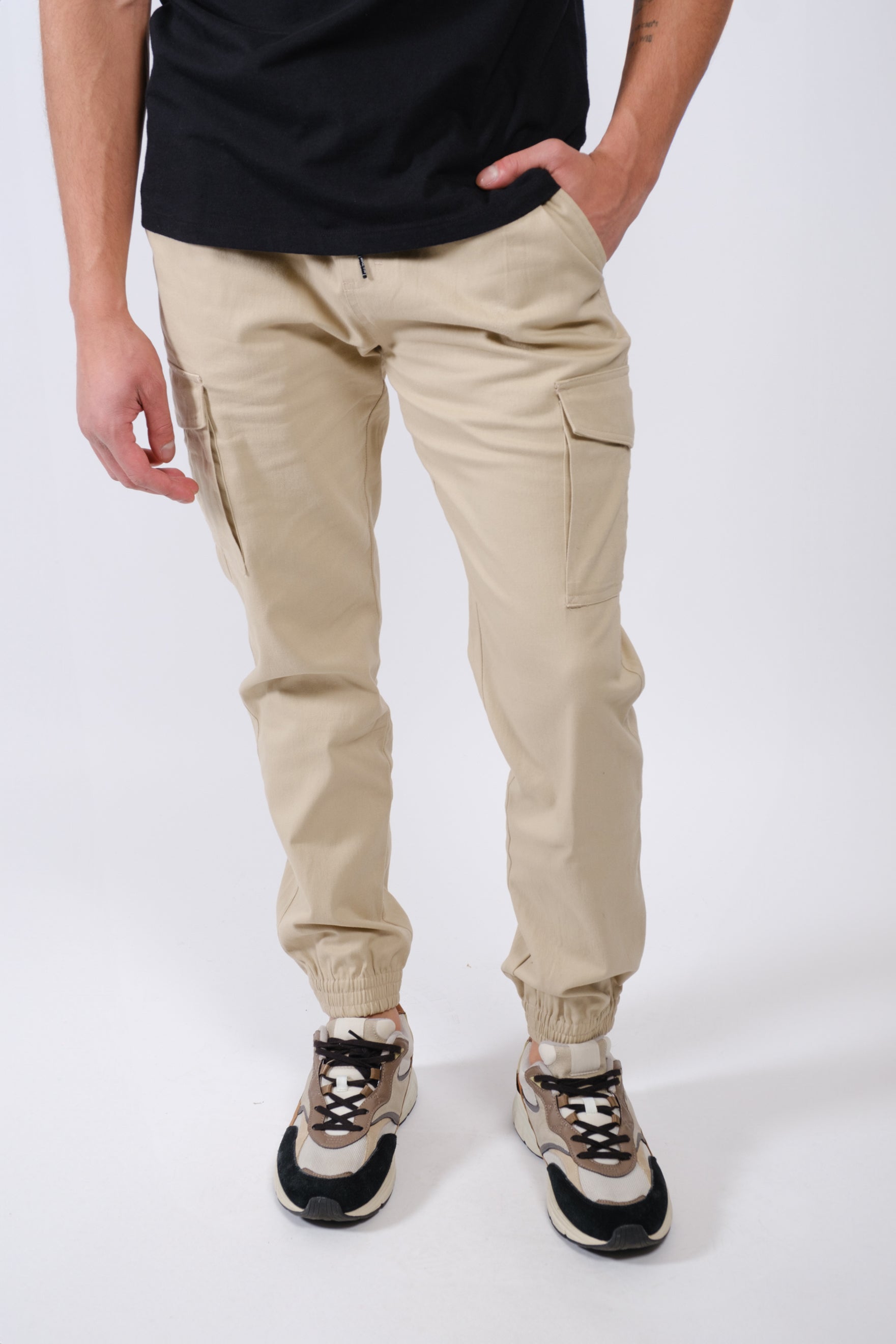 Stylish men's twill jogger with cargo pockets in a charcoal color and tapered legs
#color_khaki