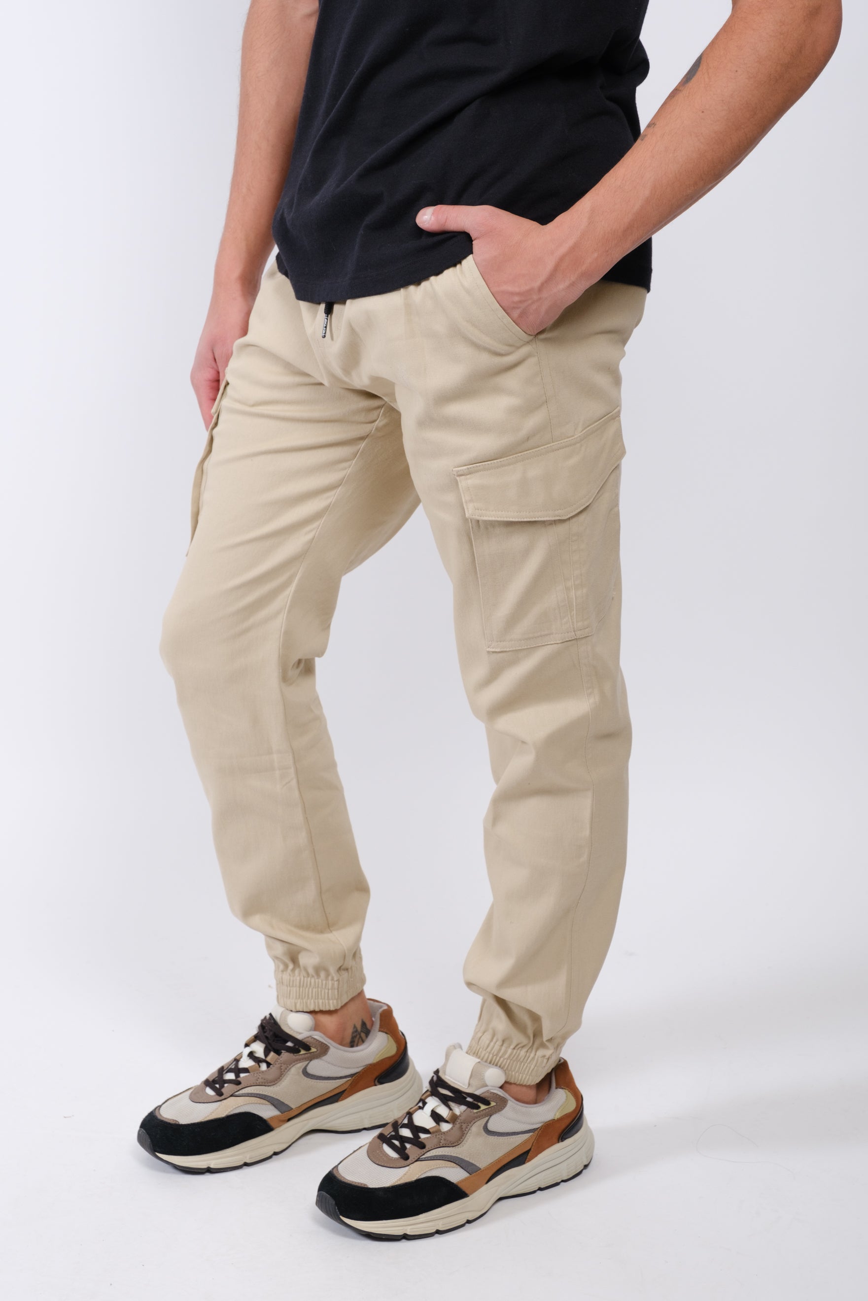 Men's cargo joggers in beige twill fabric with multiple pockets and cuffed hems
#color_khaki