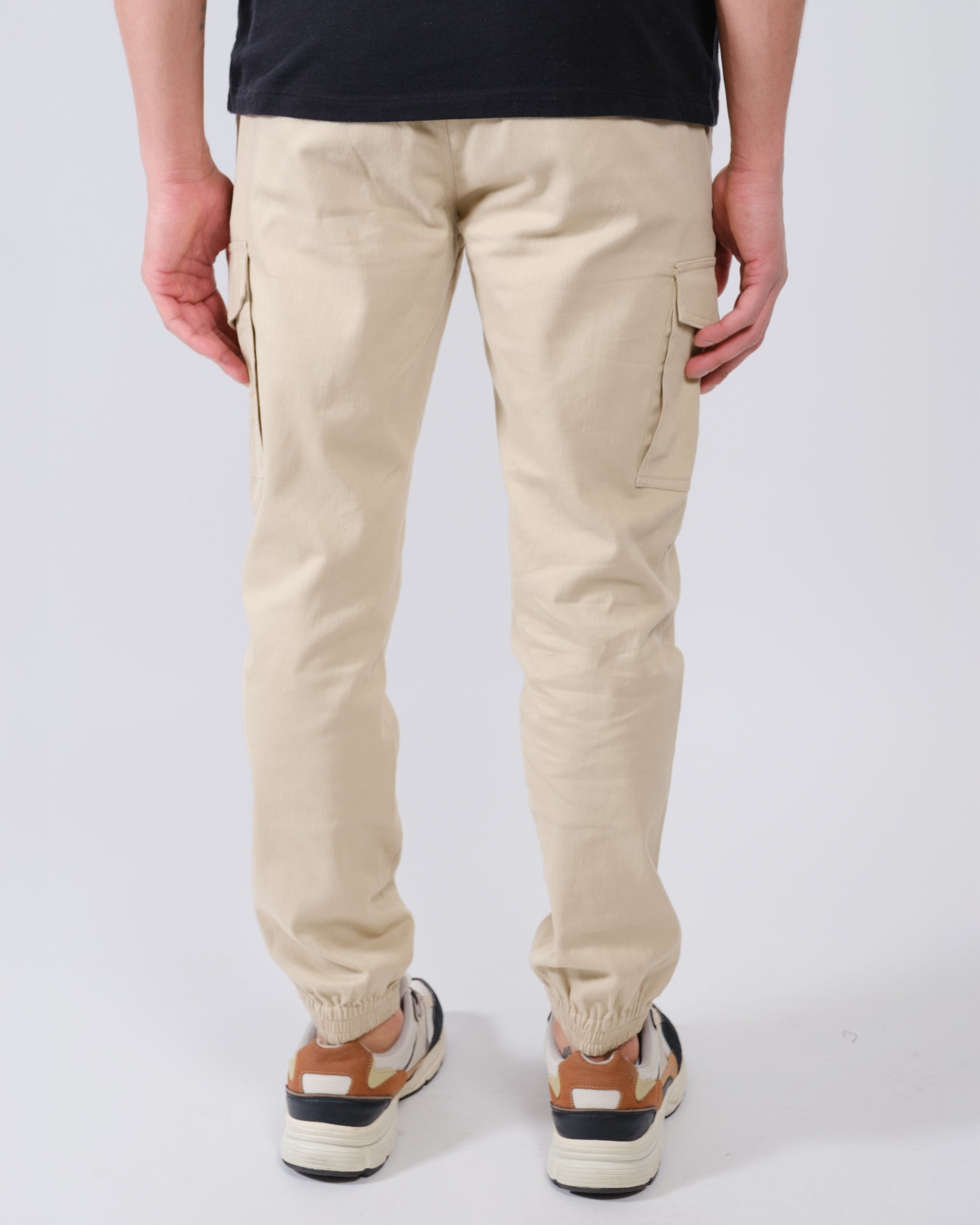 Stylish men's twill jogger with cargo pockets in a charcoal color and tapered legs
#color_khaki