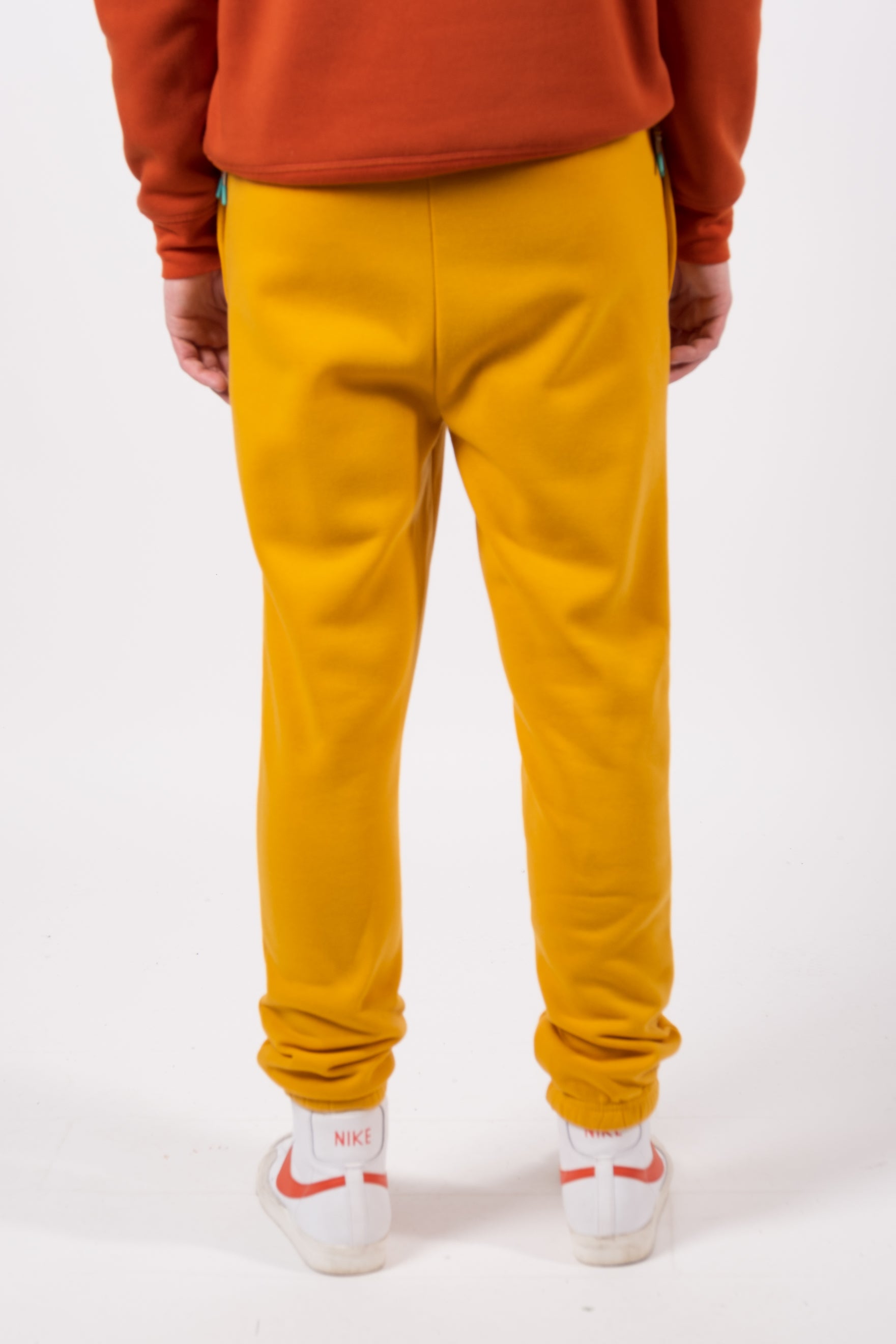 2.0 sweatpants with cozy poly fleece material
#color_mustard