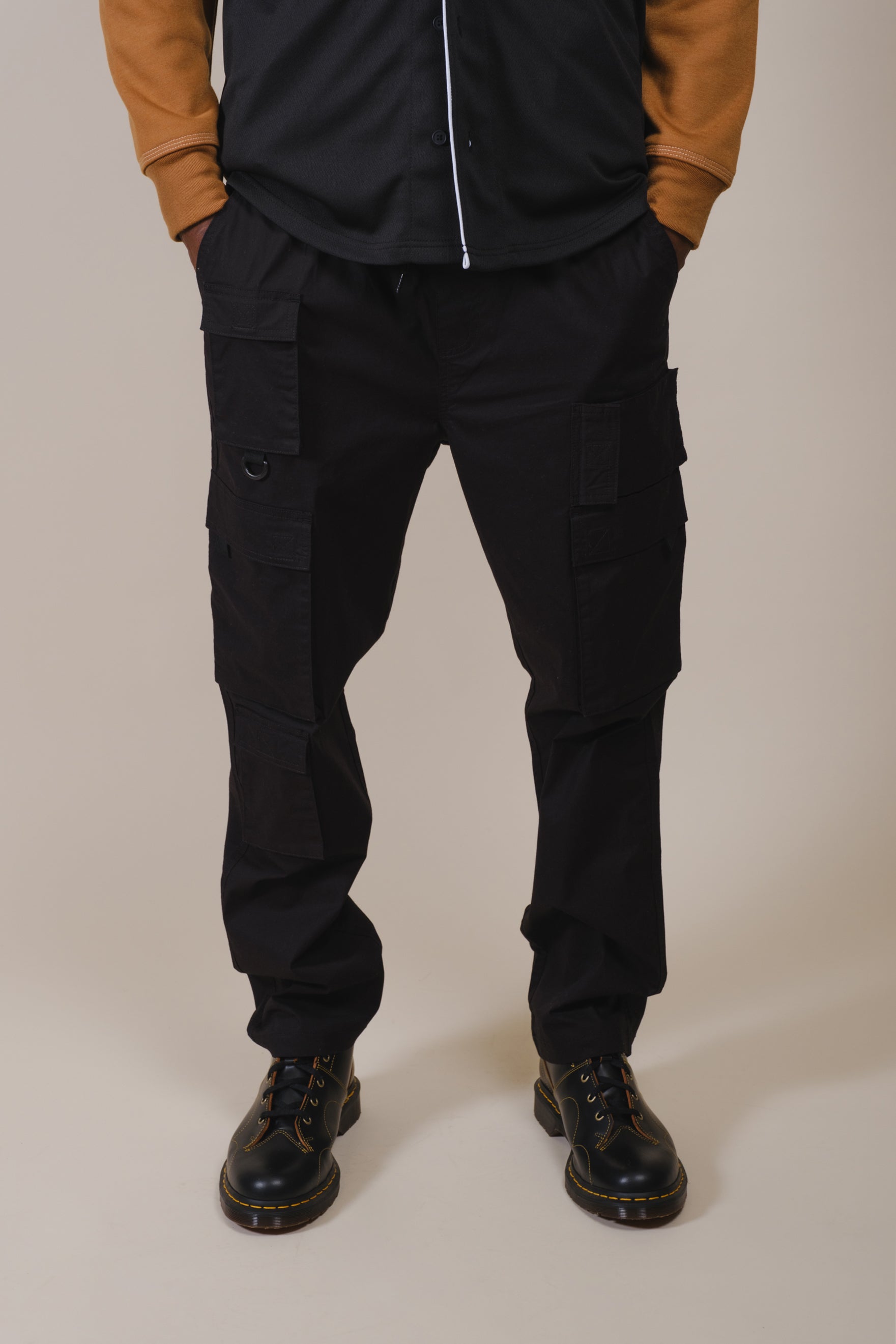 Men’s poplin cargo pants with multiple flap pockets and adjustable waist
#color_black