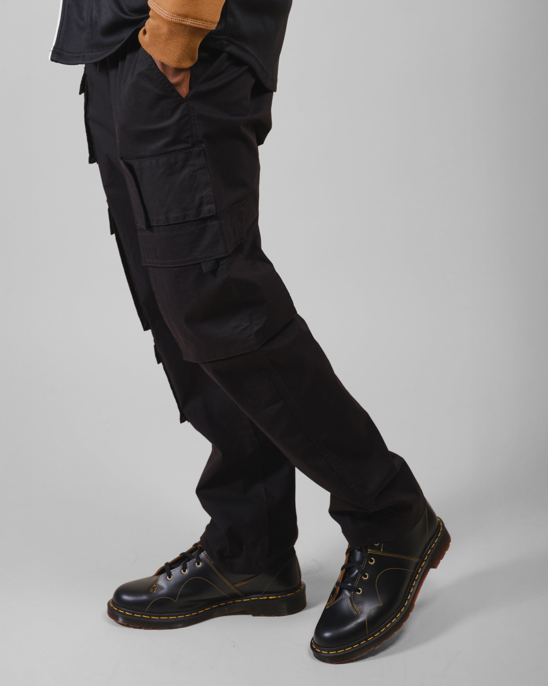 Men’s poplin cargo pants with multiple flap pockets and adjustable waist
#color_black