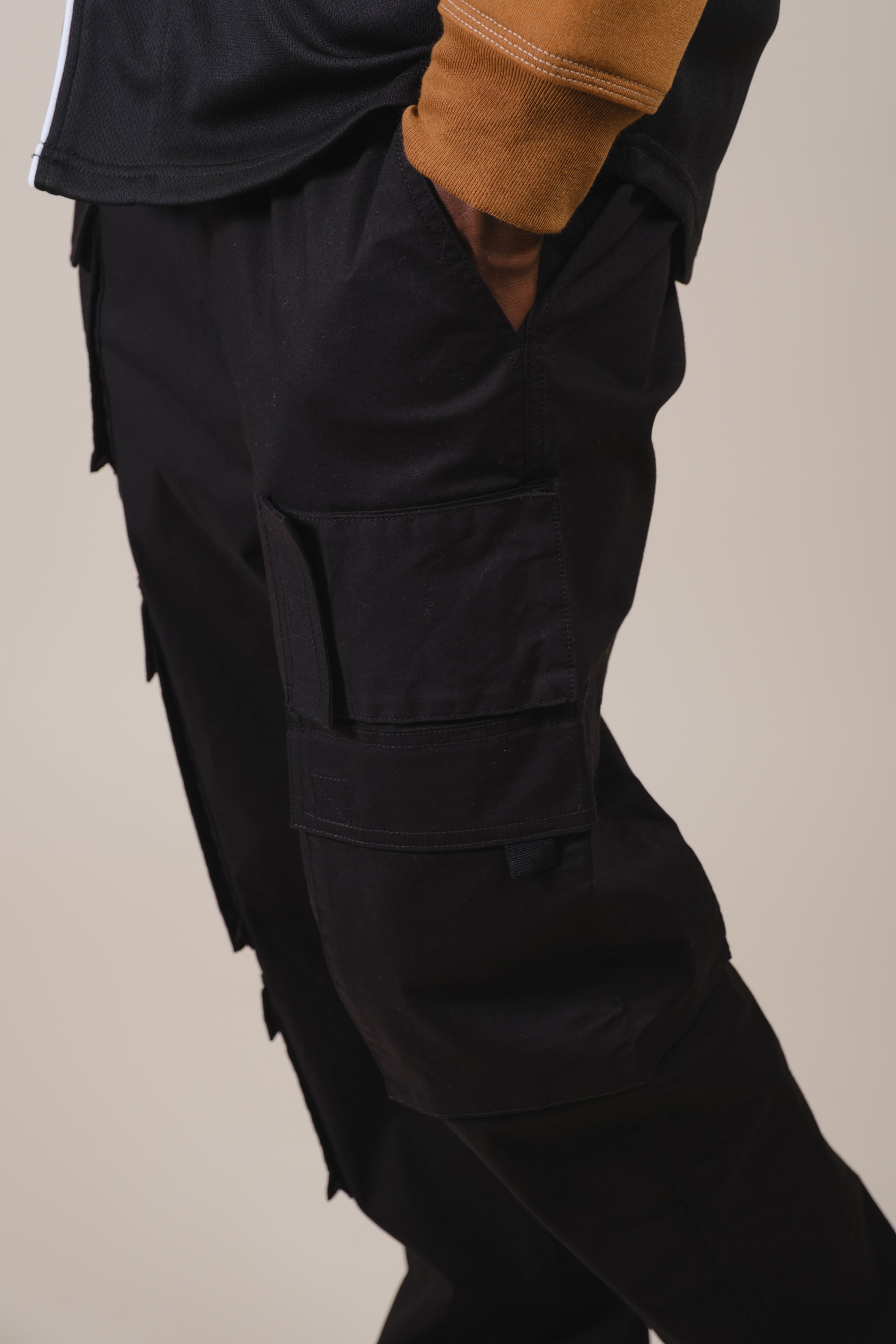 Men’s street style poplin cargo pants with carpenter inspired multi pocket layout
#color_black