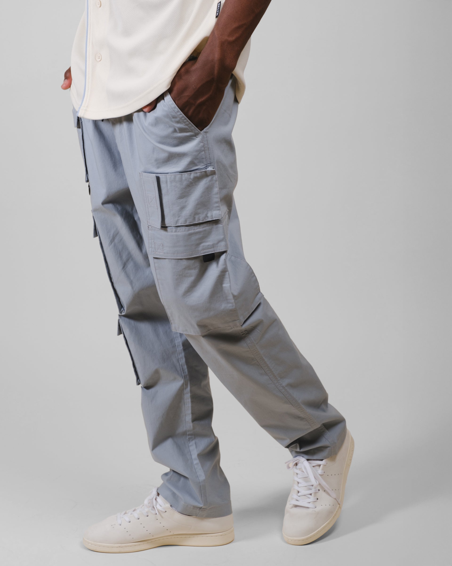Men’s multi-pocket poplin cargo pants with elastic drawstring waist
#color_quarry