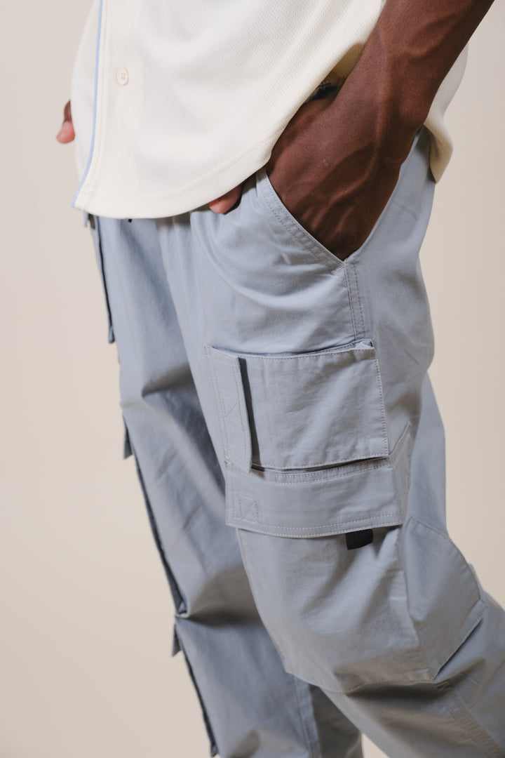Comfortable men’s cargo pants in poplin fabric with elastic waist and deep pockets
#color_quarry