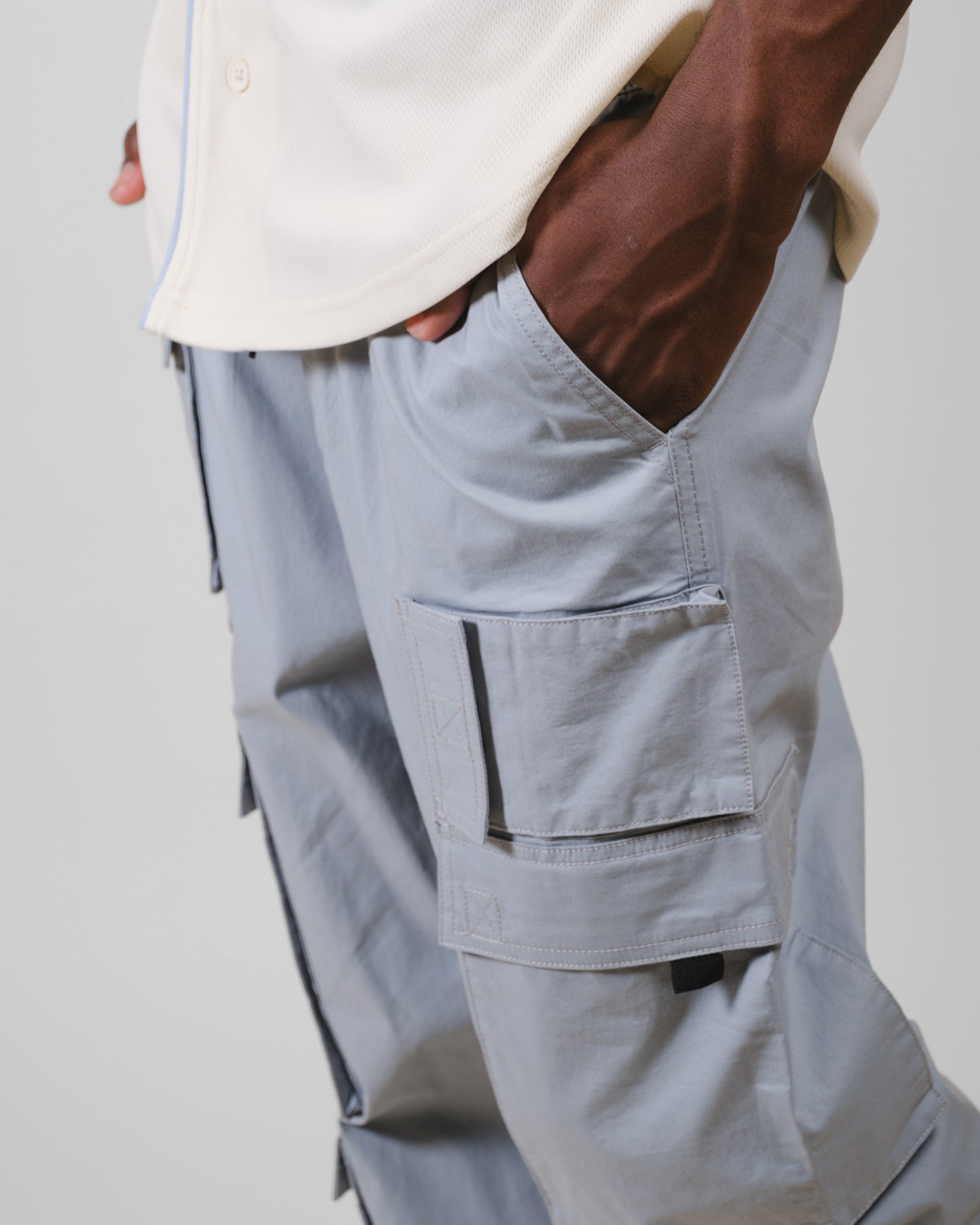 Men’s multi-pocket poplin cargo pants with elastic drawstring waist
#color_quarry