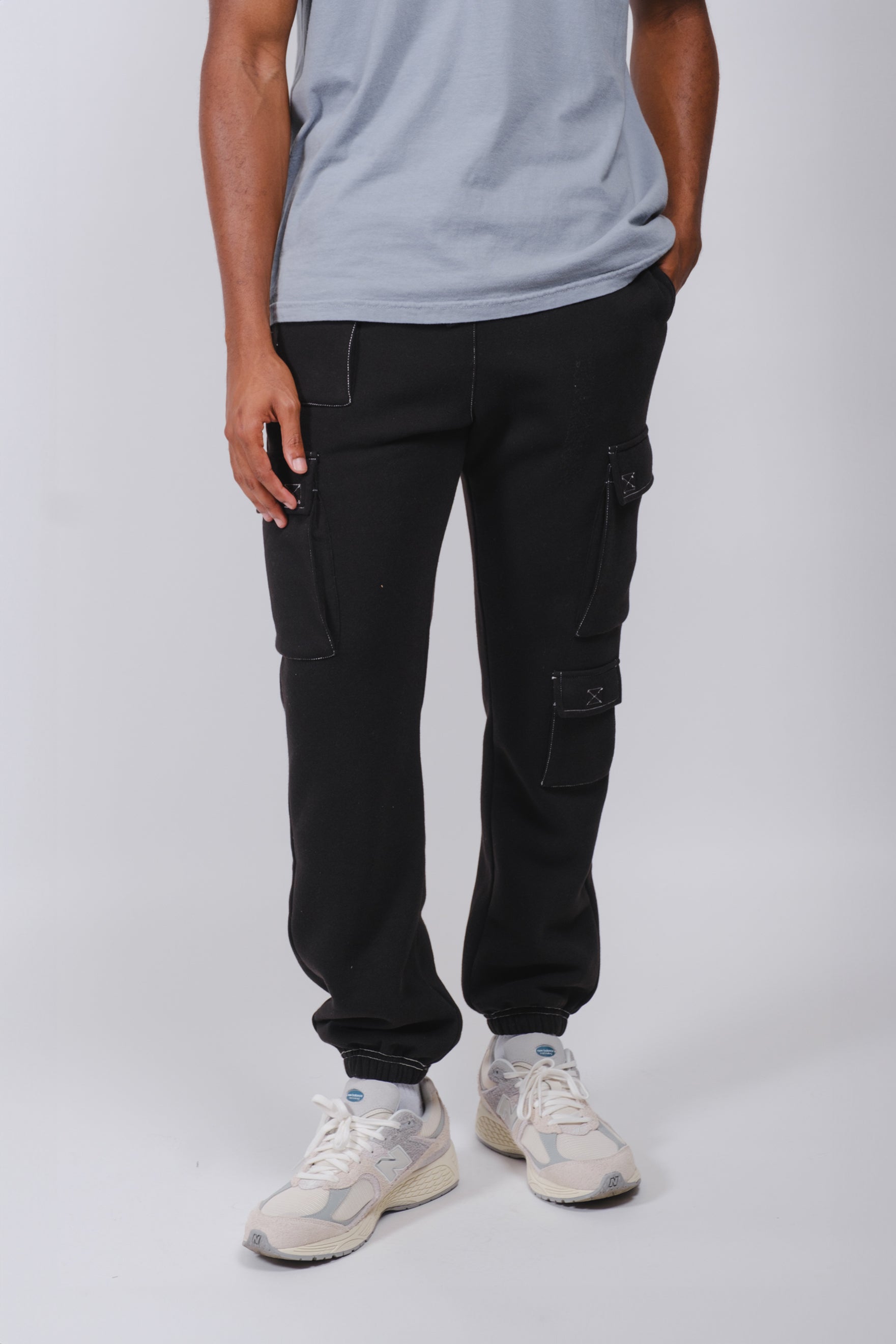 Contrast Stich Cargo Sweatpant
#color_black