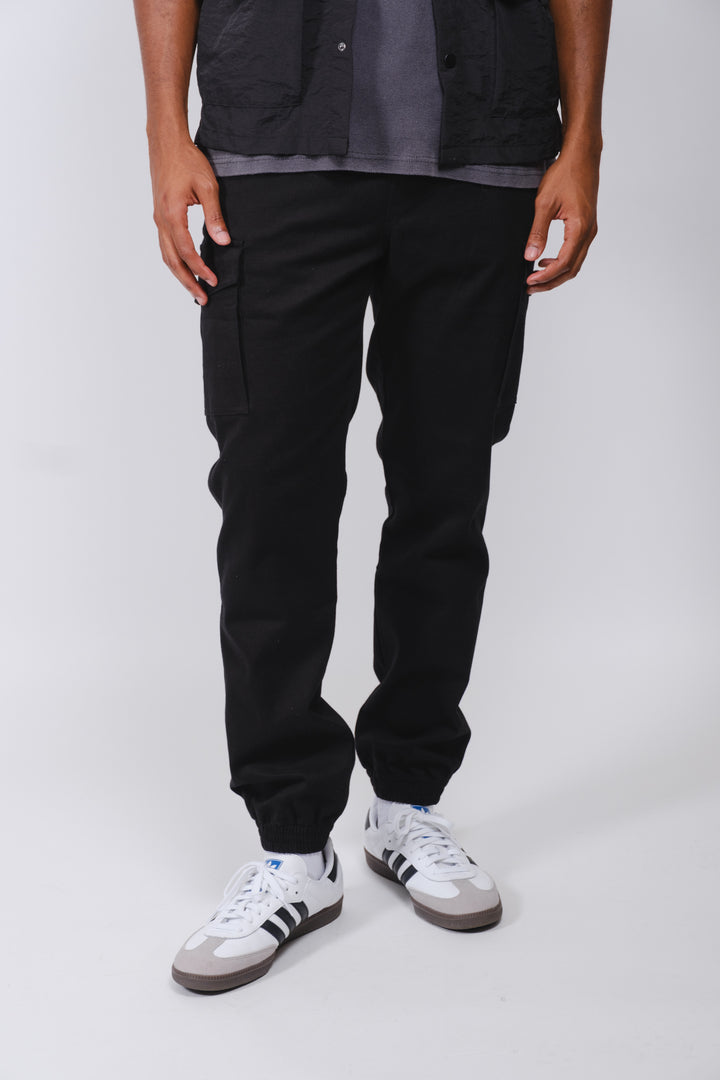 Men's cargo twill joggers in classic black with side pockets
#color_black