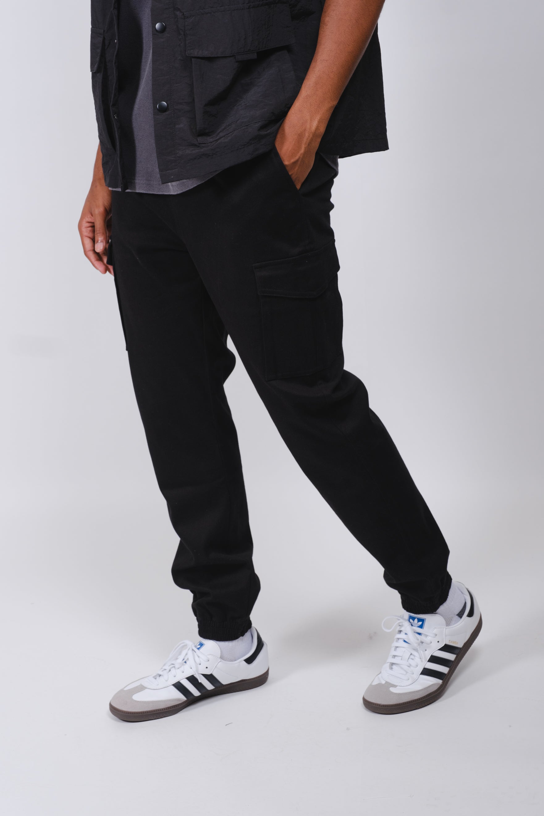 Durable twill jogger pants for men with cargo pockets, designed for comfort
#color_black