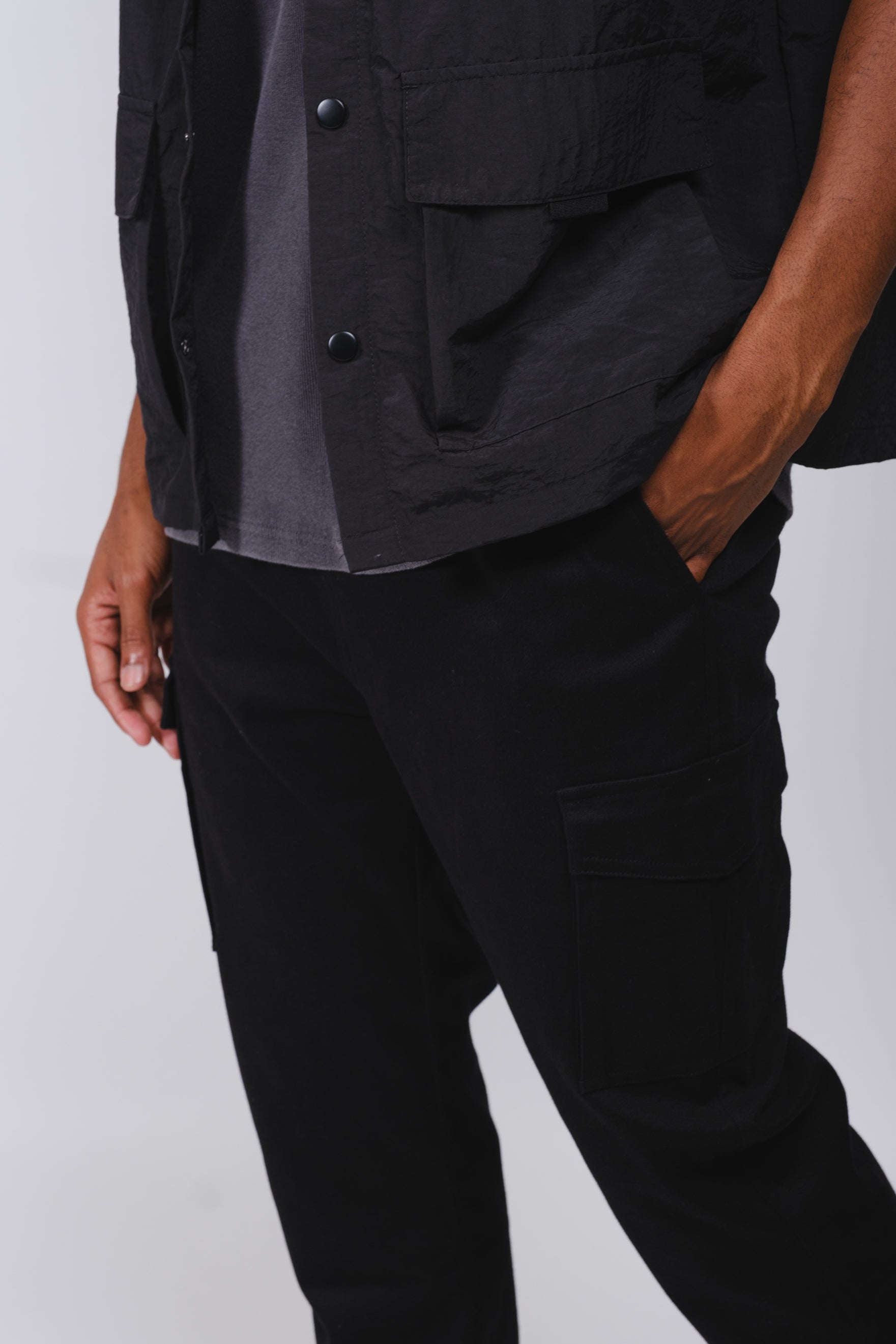 Men's casual cargo jogger with twill fabric in black, with pockets
#color_black