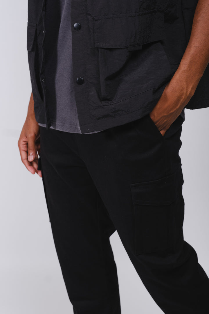 Men's casual cargo jogger with twill fabric in black, with pockets
#color_black