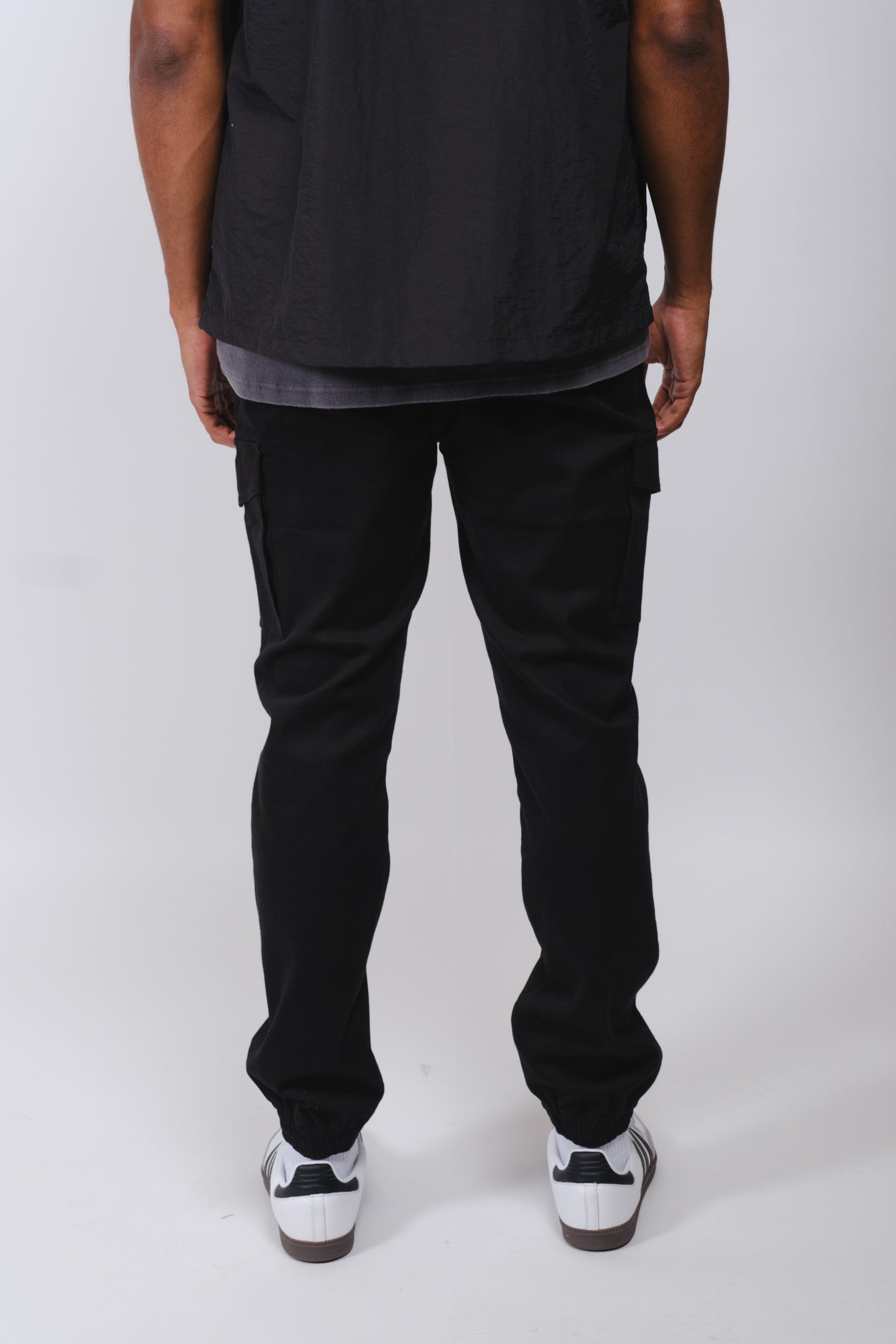 Twill jogger pants with cargo-style side pockets, men's streetwear
#color_black