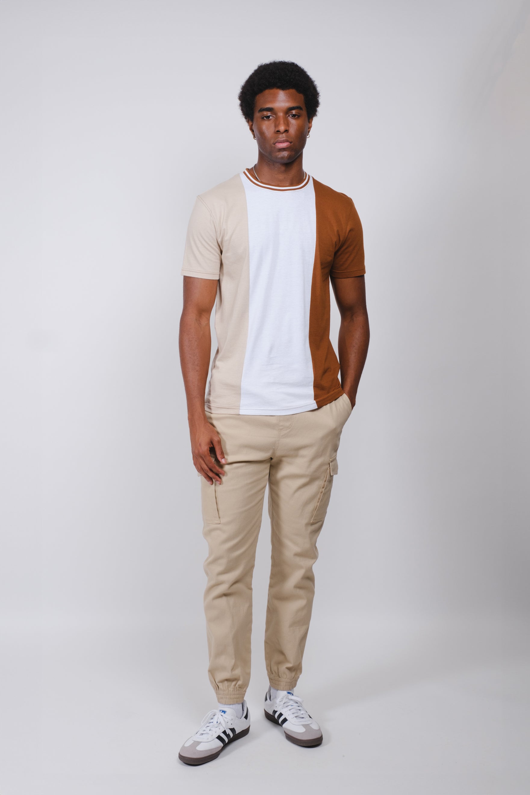 Twill jogger with multiple cargo pockets and tapered ankle fit
#color_khaki