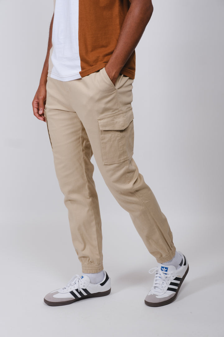 Slim-fit cargo twill joggers with side pockets
#color_khaki