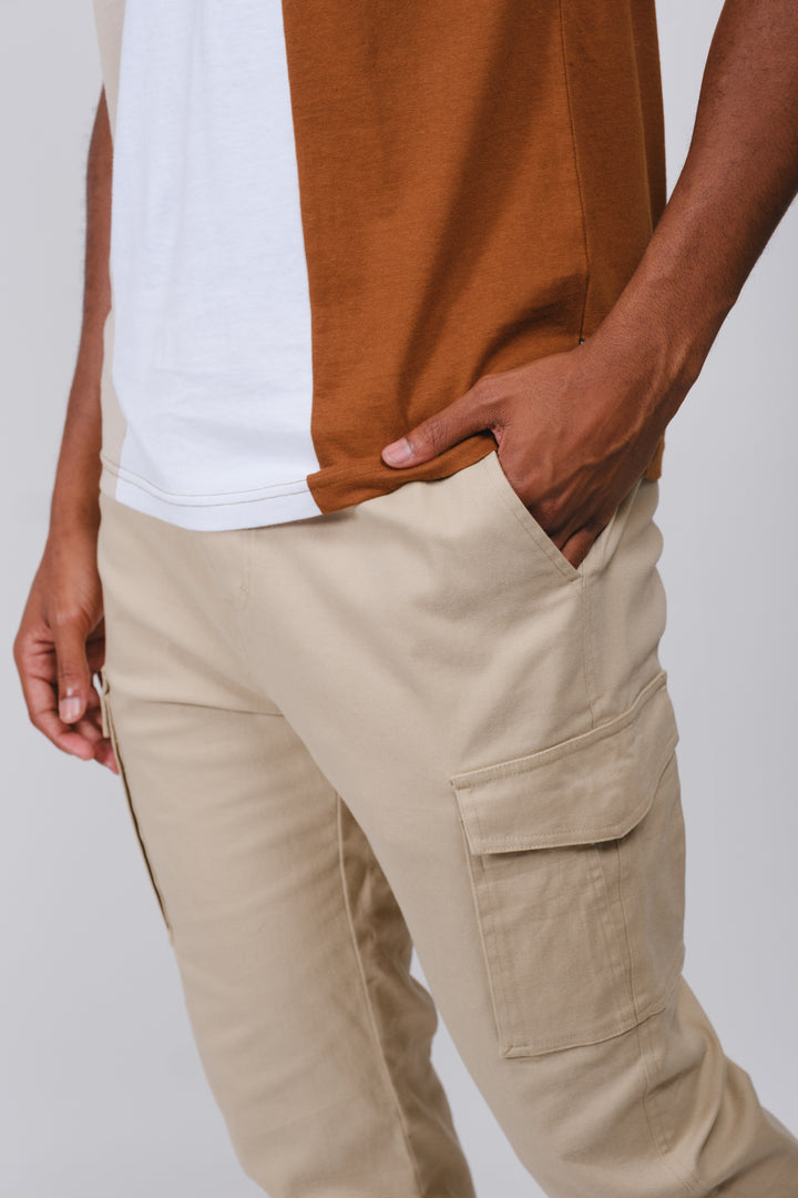 Comfortable men's cargo twill jogger with elastic cuffs and utility pockets
#color_khaki