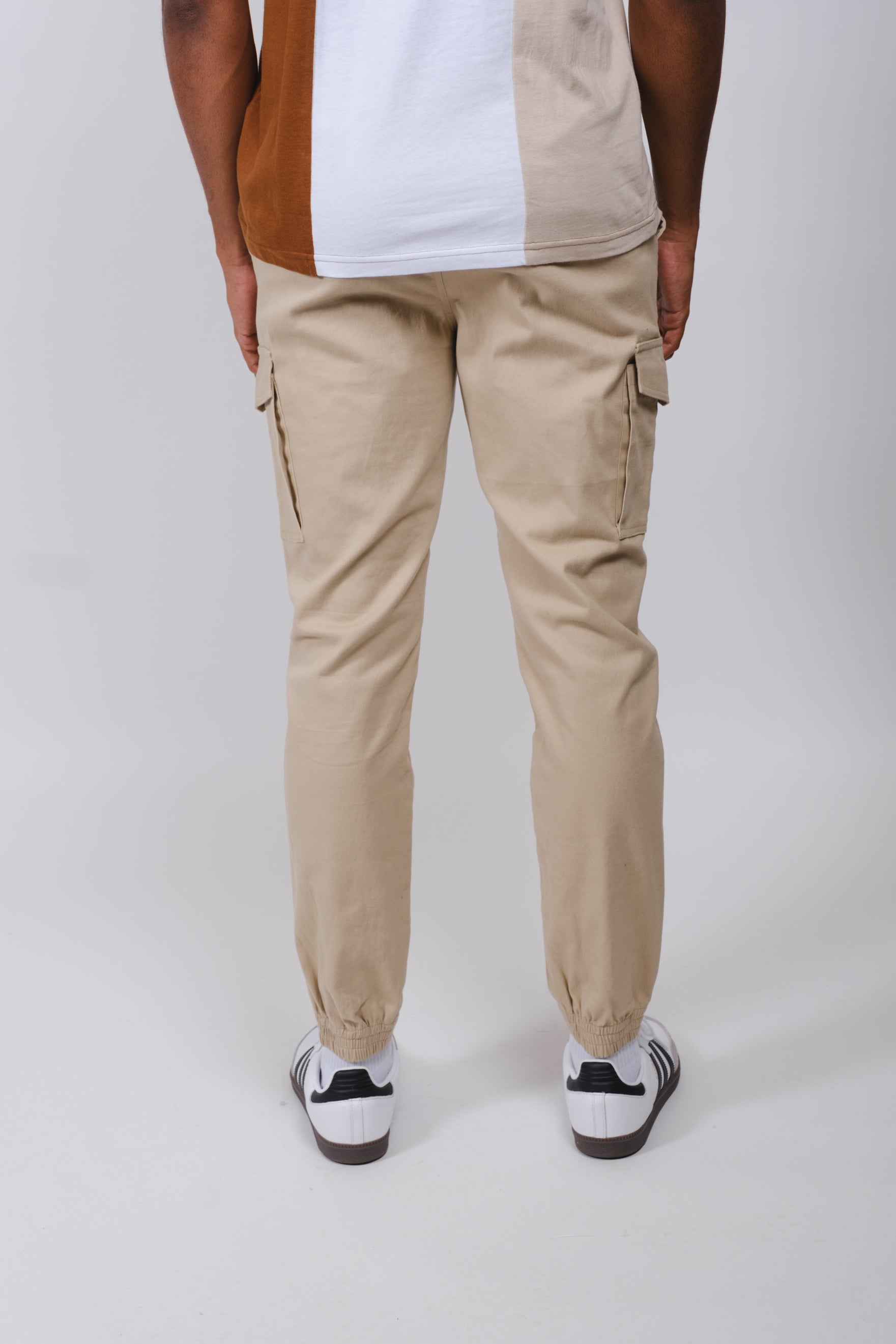 Cargo pocket twill jogger pants for men with stretch waistband
#color_khaki