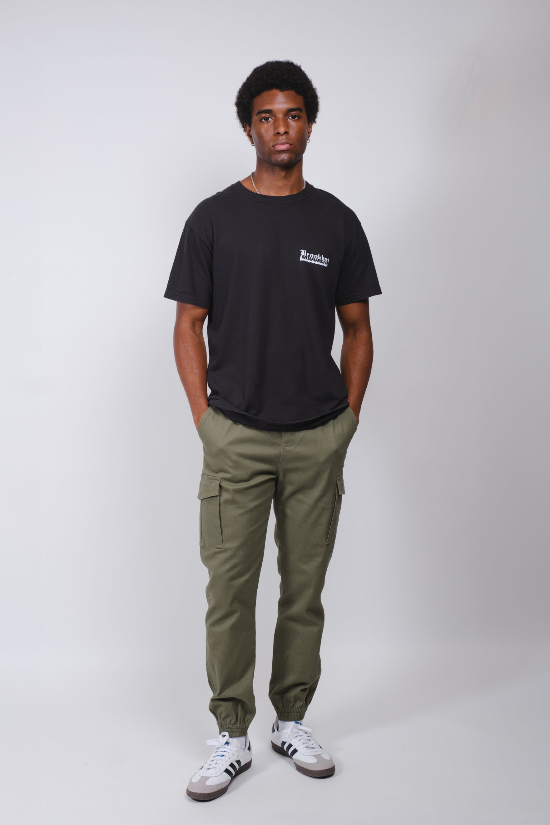 Cargo pocket joggers made from soft twill, with adjustable waistband
#color_olive