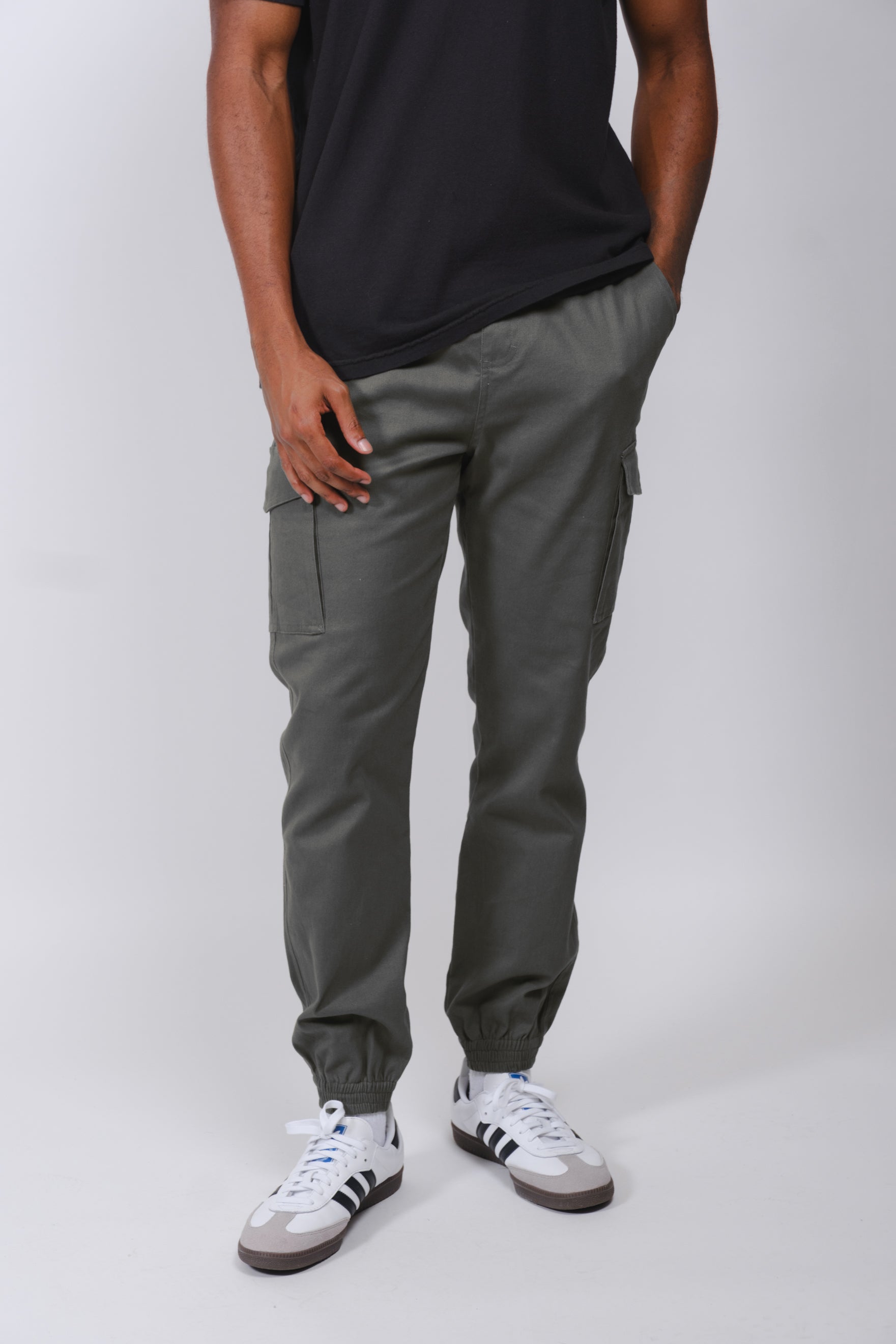 Comfort-fit twill joggers for men, with cargo pockets and drawstring waist
#color_charcoal-grey