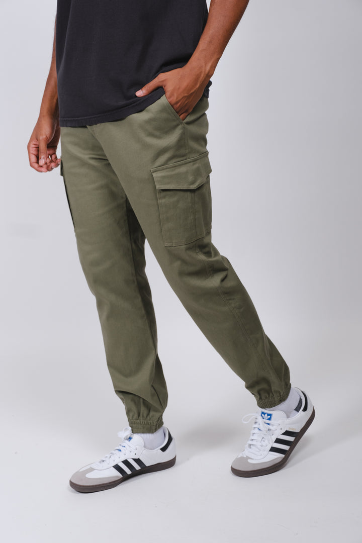 Stylish twill jogger with cargo pockets in a relaxed fit for casual wear
#color_olive