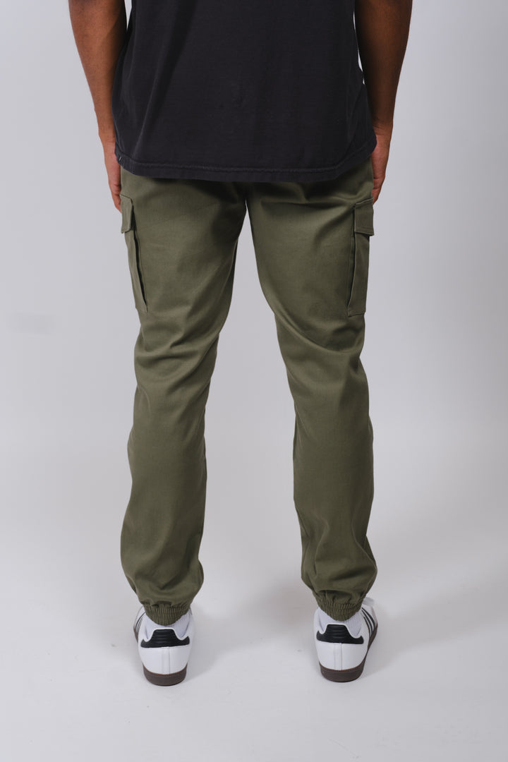 Functional cargo pocket jogger pants in twill fabric, men's streetwear style
#color_olive